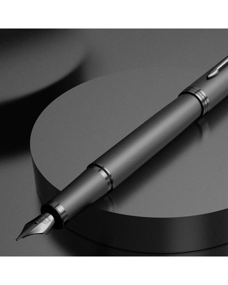 Zestaw Prezentowy Długopis + Pi&oacute;ro Parker IM Professionals Monochrome Bronze + Naszyjnik (2172961/3)