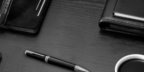 Pi&oacute;ro kulkowe czy długopis? Por&oacute;wnanie instrument&oacute;w piśmienniczych Parker