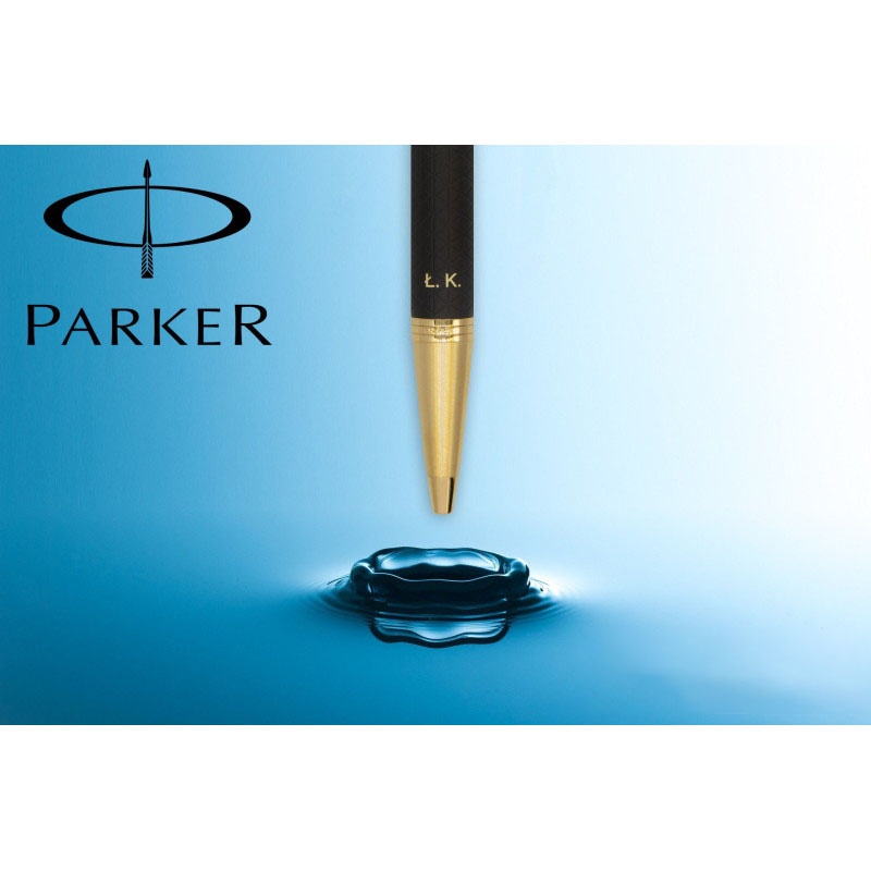 Długopis Parker IM Premium GT z grawerem „Ł.K.”, zawieszony nad taflą wody, z logo Parker na tle.