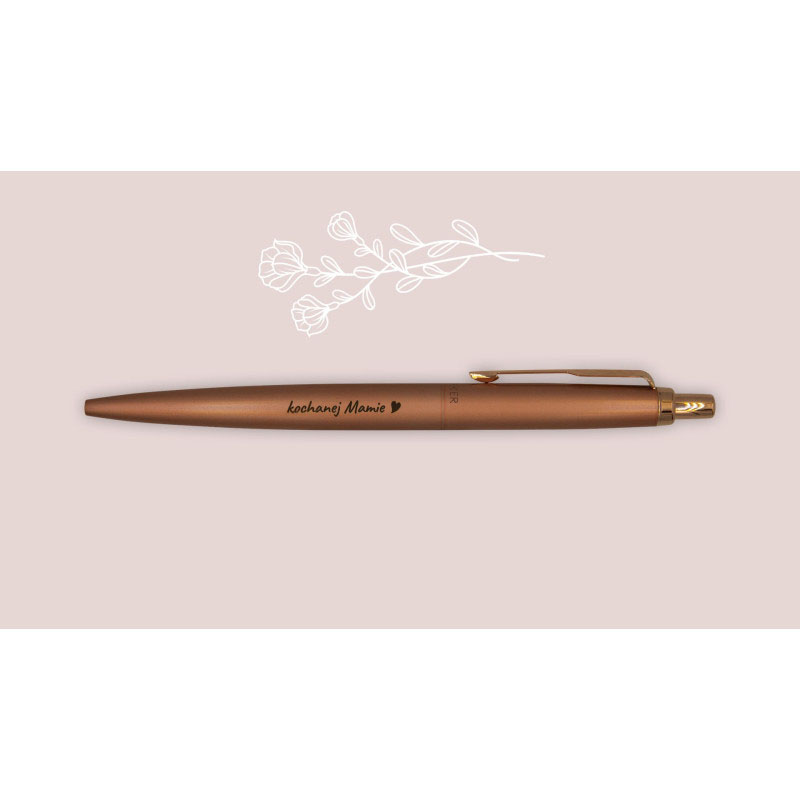 Długopis Parker Jotter XL Monochrome Pink Gold z grawerem „kochanej Mamie ♥” na pastelowym tle z rysunkiem kwiatów