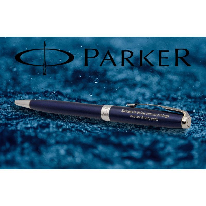 Niebieski długopis Parker Sonnet CT z grawerem „Success is doing ordinary things extraordinary well” na tle kropli wody i logo Parker
