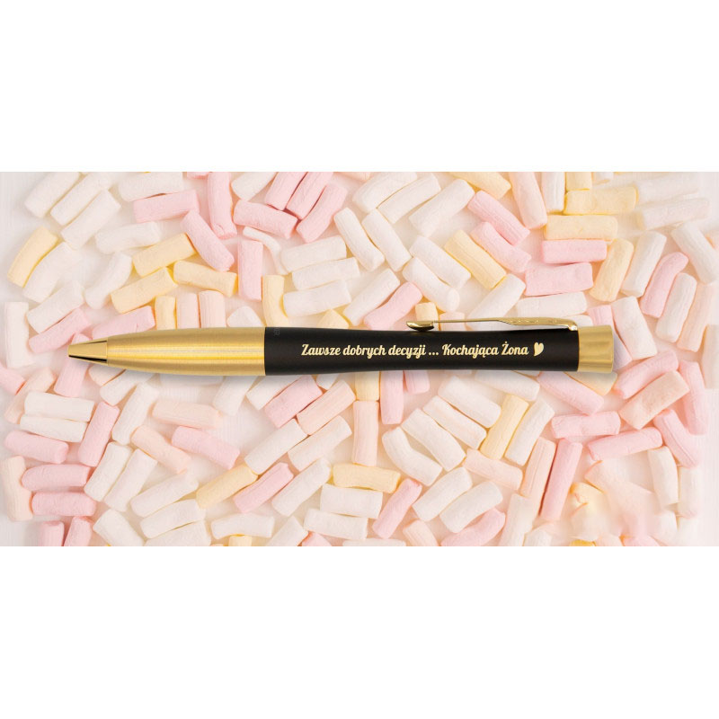 Czarny matowy długopis Parker Urban GT z grawerem „Zawsze dobrych decyzji… Kochająca Żona ♥” na tle pastelowych pianek marshmallow