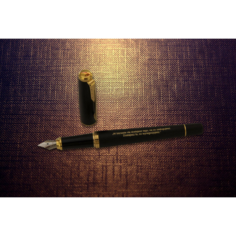 Pióro wieczne Parker Urban Muted Black GT 1931593 z grawerem cytatu – eleganckie czarne pióro z pozłacanymi detalami