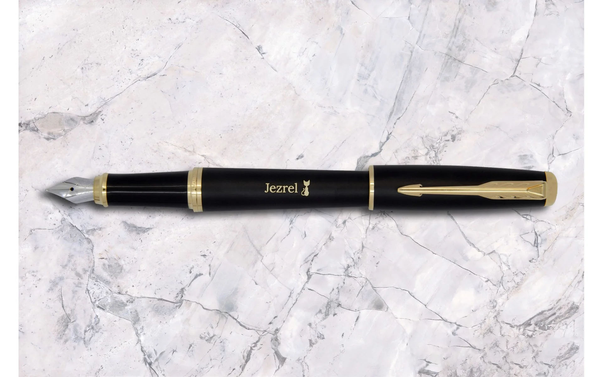 Pióro wieczne Parker Urban Muted Black GT [1931601] – eleganckie pióro w czarnym, matowym wykończeniu z pozłacanymi detalami, ozdobione grawerem „Jezrel” z motywem kota.