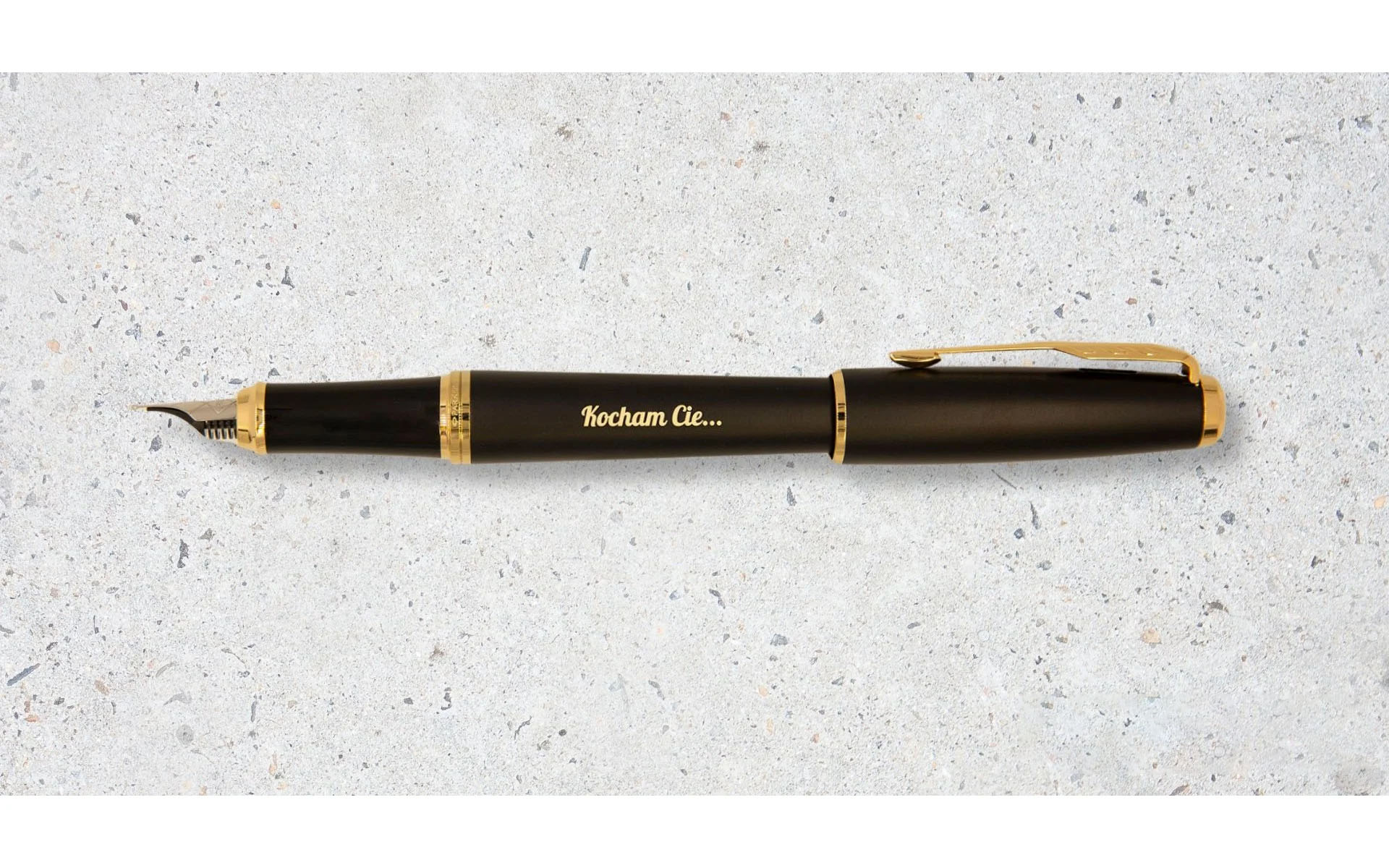 Pióro wieczne Parker Urban Muted Black GT [1931601] – eleganckie pióro w matowej czerni z pozłacanymi wykończeniami, ozdobione grawerem „Kocham Cię...”.