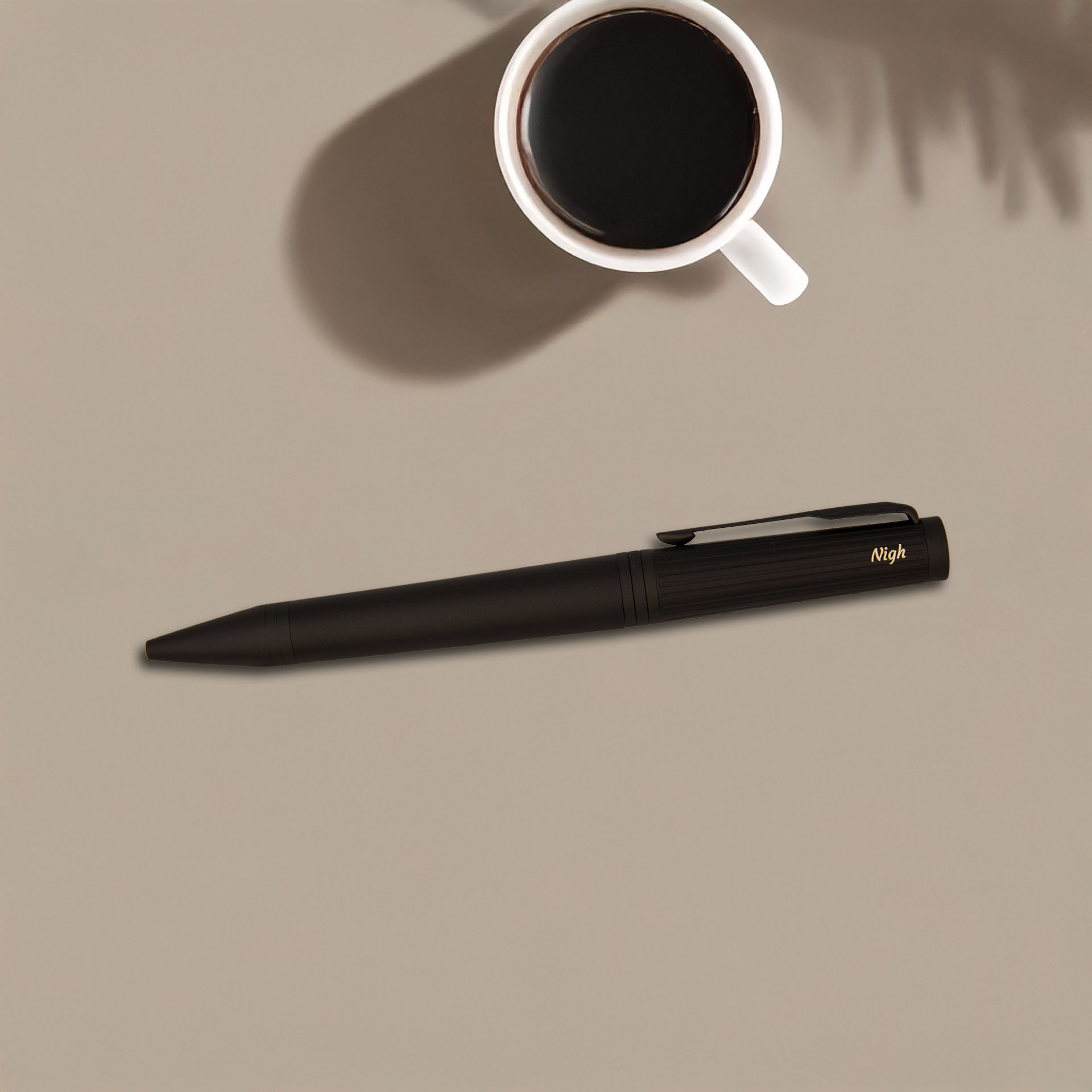 Elegancki czarny długopis Parker Ingenuity Achromatic z kawą w tle
