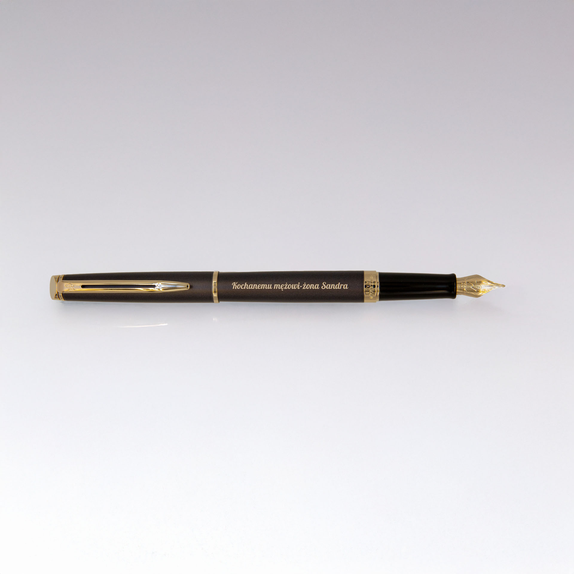 Pióro wieczne Waterman Hemisphere Lava Black GT z pozłacanymi detalami na jasnym tle