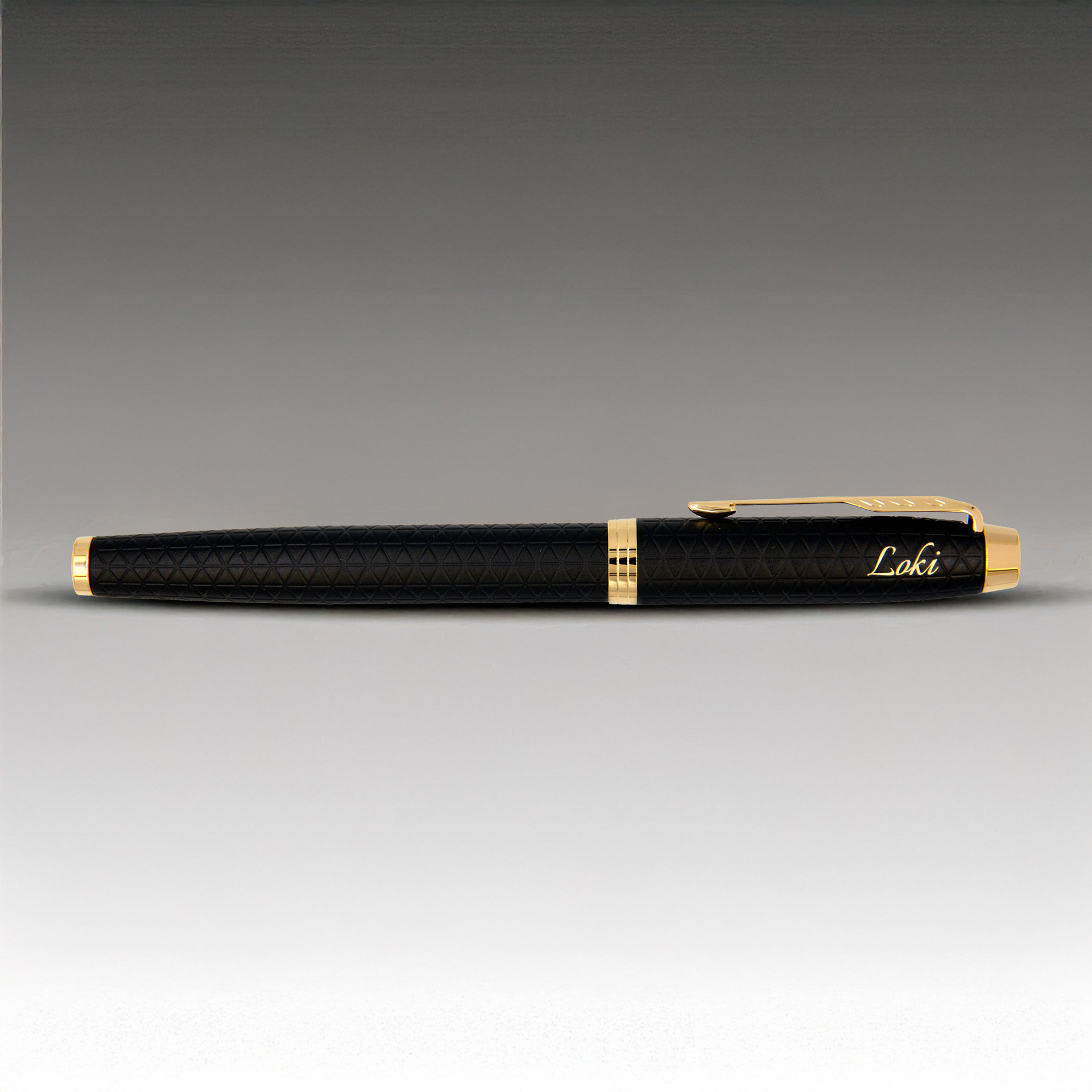 Pióro wieczne Parker IM Premium Czarny GT (1931646) z grawerem „Loki” i złotymi wykończeniami, ułożone na jasnym tle – zdjęcie produktowe prezentujące luksusowy detal w nowoczesnym stylu.