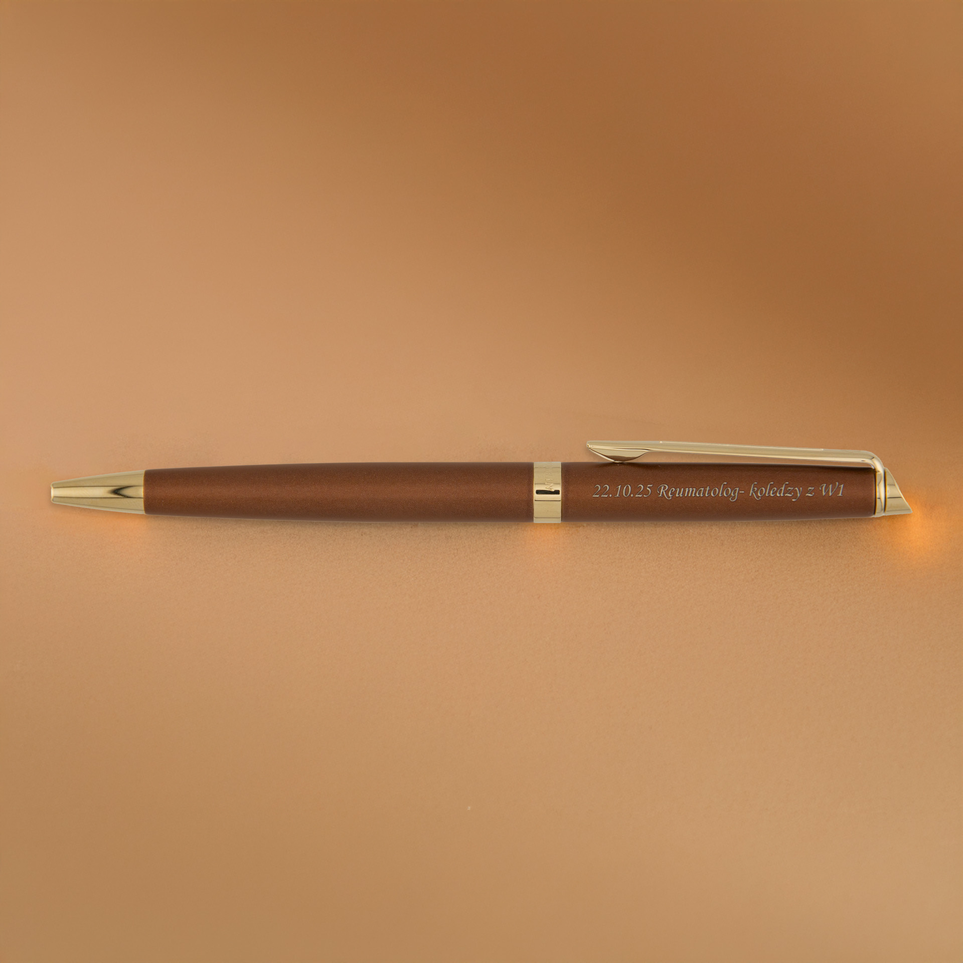 Długopis Waterman Hémisphère Copper Red GT z grawerem „22.10.25 Reumatologia – koledzy z WI”, elegancki model w miedzianym odcieniu z pozłacanymi wykończeniami.
