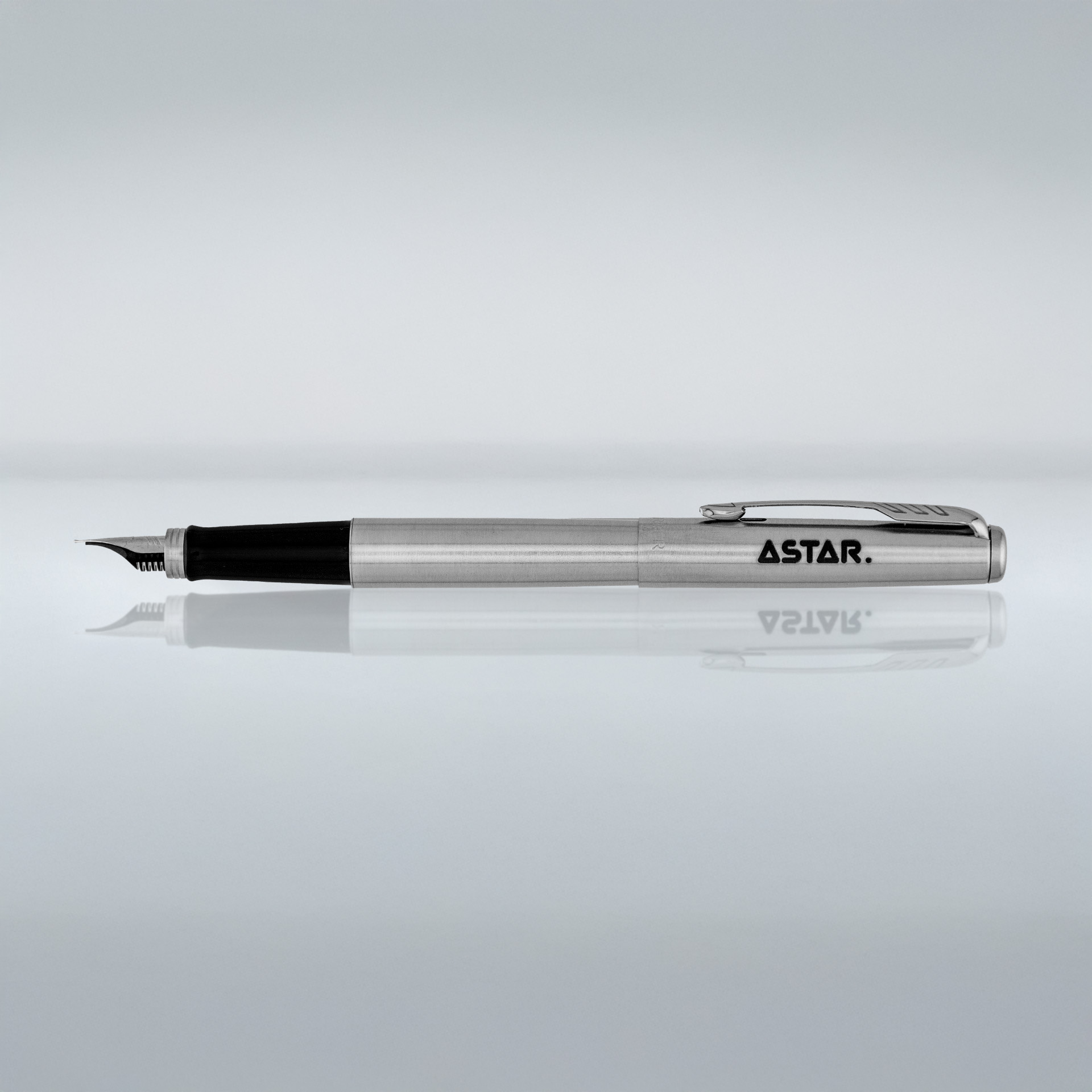 Srebrne pióro wieczne z czarnymi detalami i grawerem „ASTAR” na szarym tle.