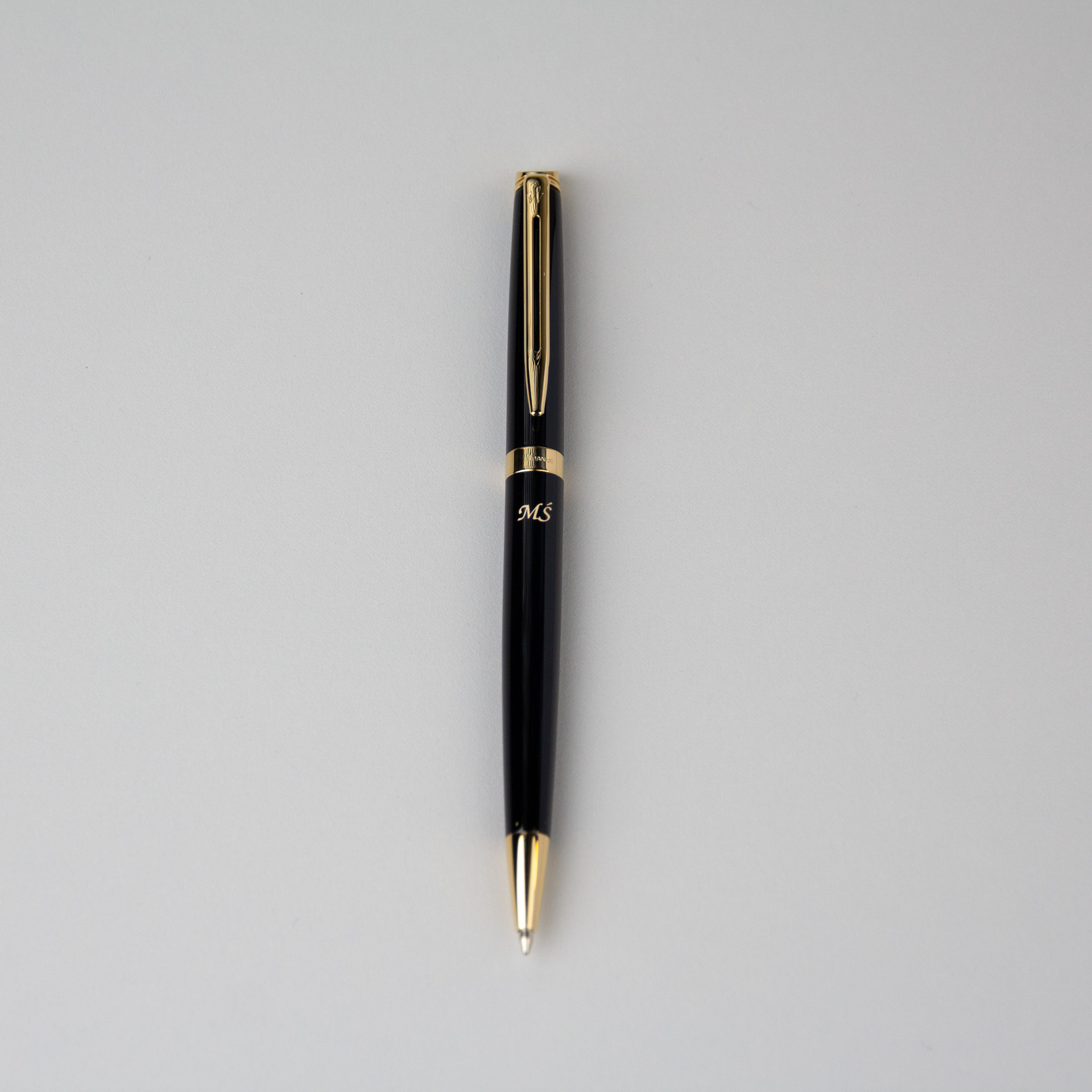 Długopis Waterman Hemisphere czarny GT (S0920670) z grawerem inicjałów MS, elegancki czarny długopis Waterman ze złotymi elementami