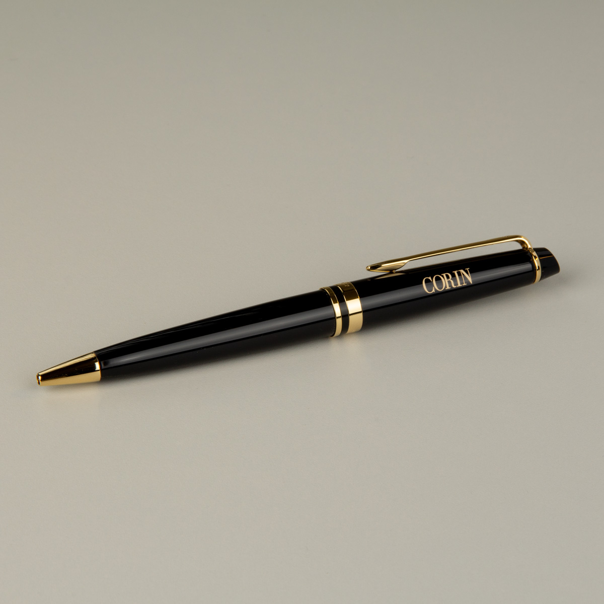 Czarny długopis Waterman Expert GT (S0951700) z personalizowanym grawerem, złote detale, elegancki design premium