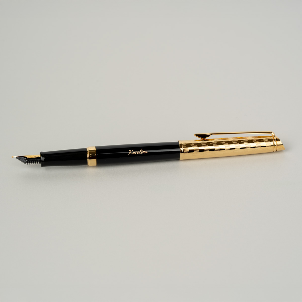Pióro wieczne Waterman Hemisphere Opera Collection GT 2225135 z grawerem „Karolina”, czarny lakierowany korpus i złota grawerowana skuwka