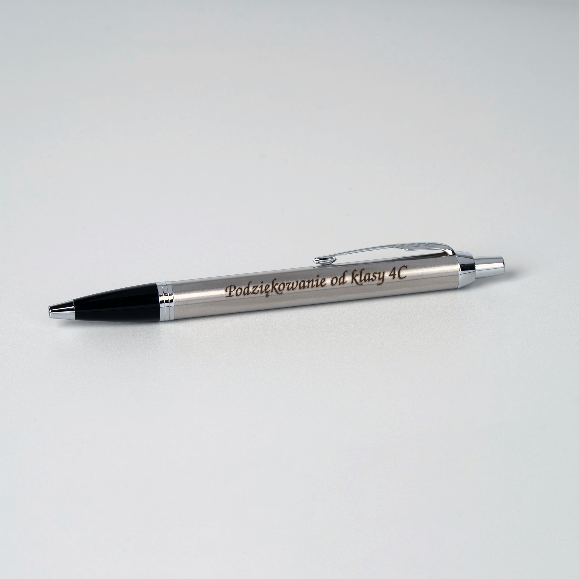 Długopis Parker IM Stainless Steel CT 2143631 srebrny z grawerem „Podziękowanie od klasy 4C”, stalowy korpus i chromowane wykończenia