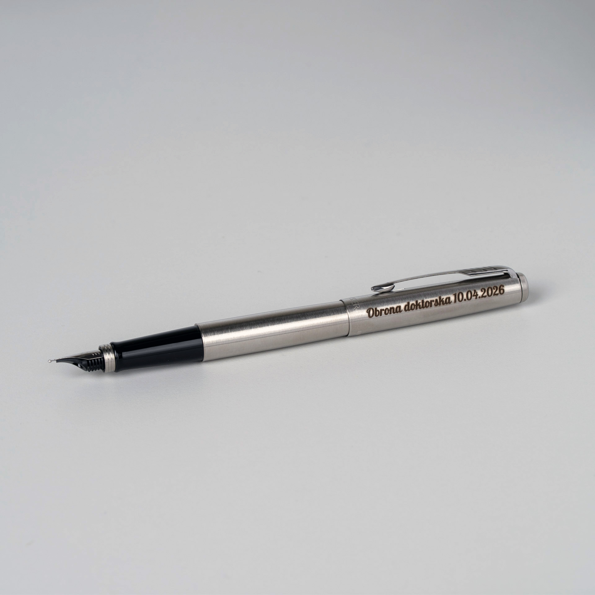 Pióro wieczne Parker Jotter Stalowy CT 2030946 z grawerem „Obrona doktorska 10.04.2026”, stal nierdzewna i chromowane wykończenia