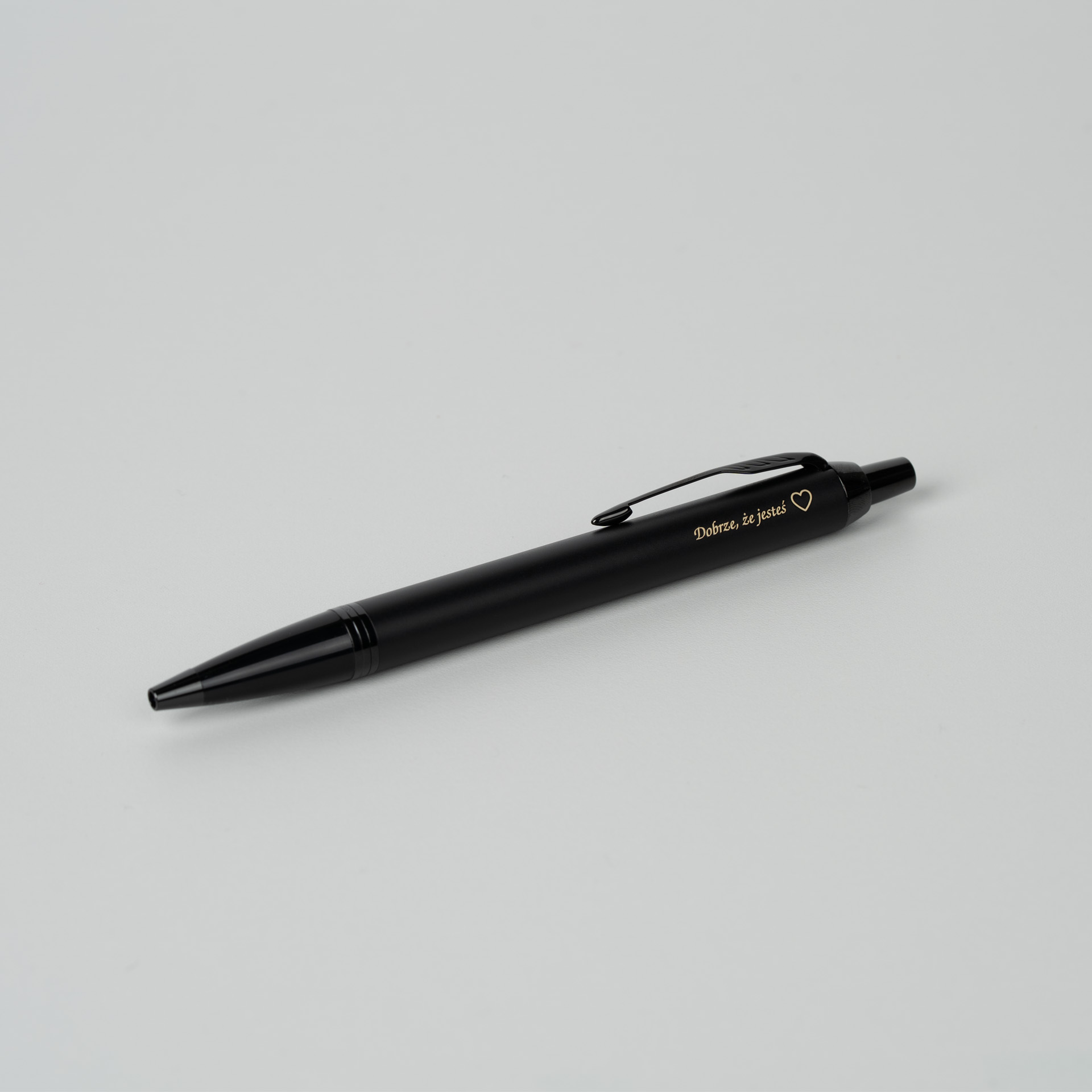 Długopis Parker IM Achromatic Czarny 2127618 z grawerem „Dobrze, że jesteś”, minimalistyczny matowy czarny design