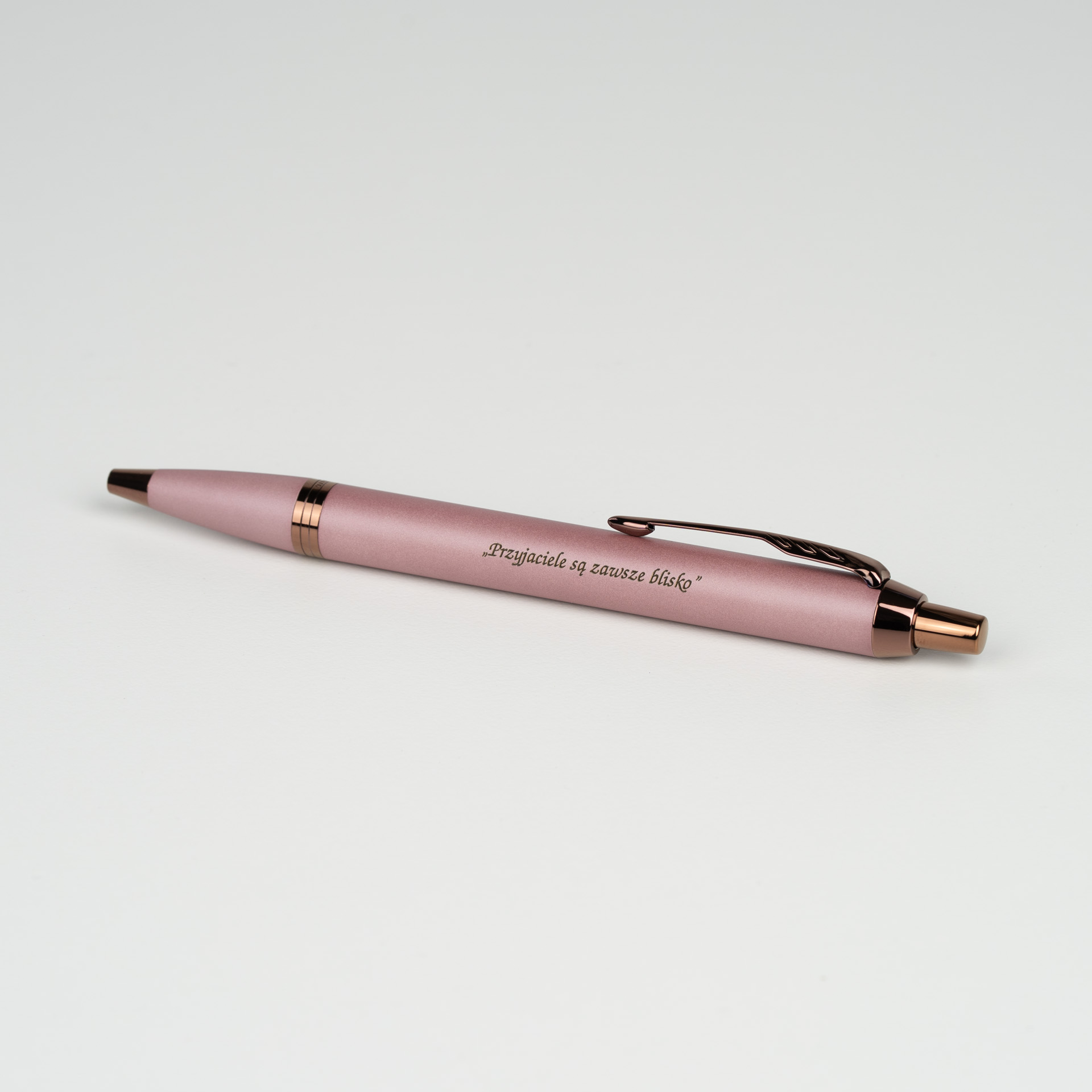 Długopis Parker IM Rituals Mauve 2235416 z grawerem „Przyjaciele są zawsze blisko”, satynowe różowe wykończenie i elegancki design