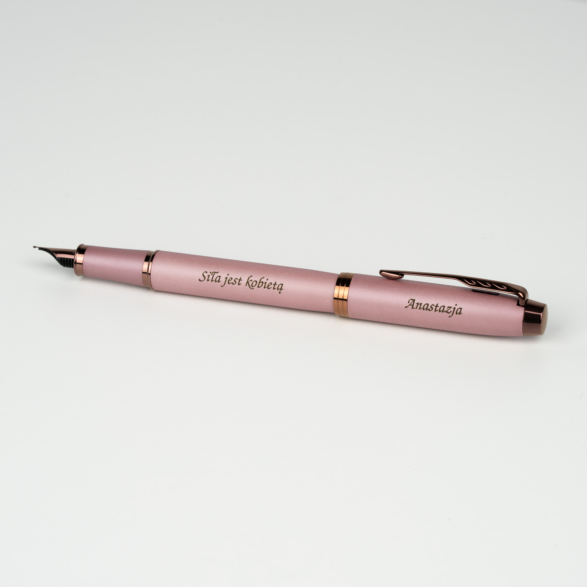 Pióro wieczne Parker IM Rituals Mauve 2235414 z grawerem „Siła jest kobietą Anastazja”, satynowe różowe wykończenie i elegancki design