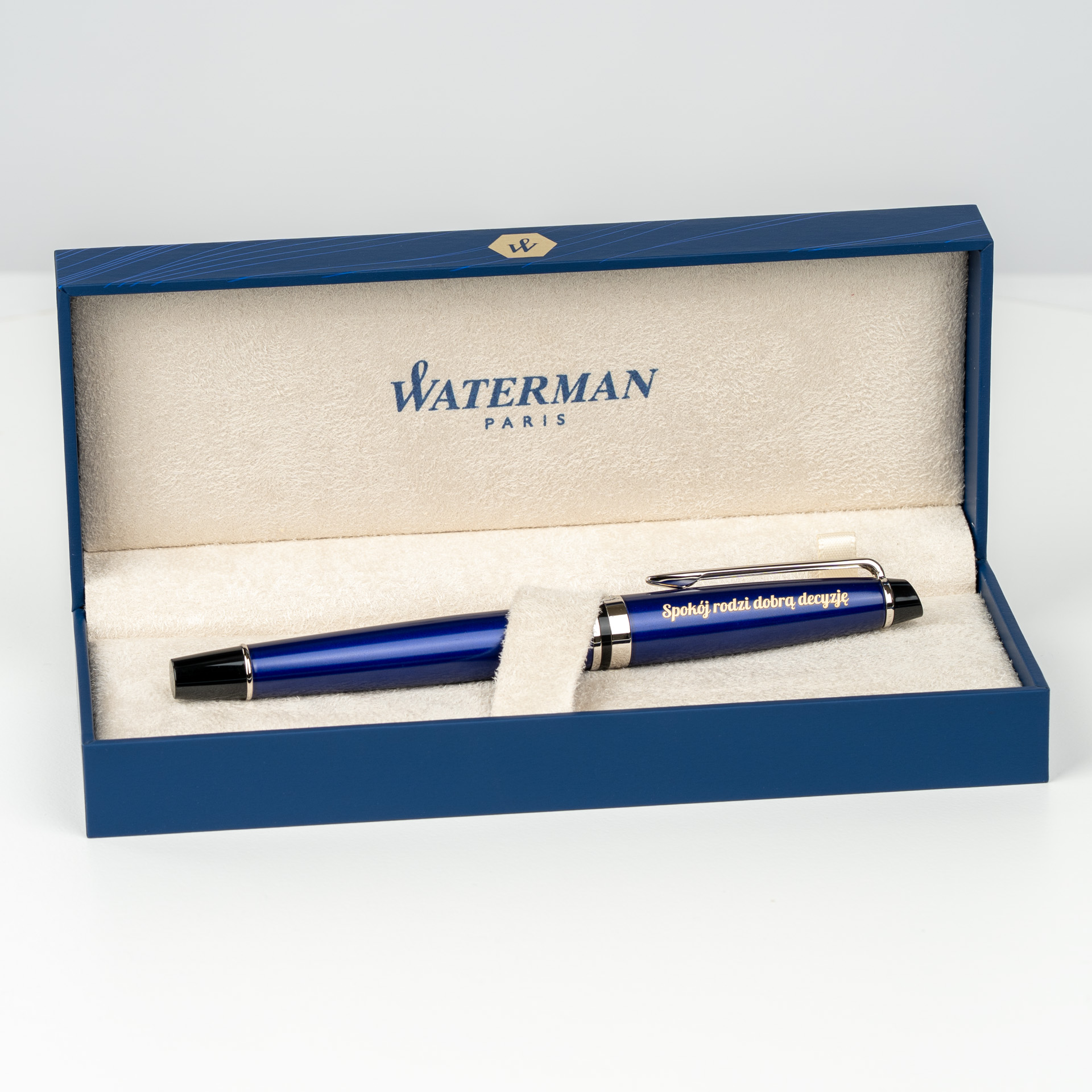 Pióro wieczne Waterman Expert Blue Core CT 2214207 w eleganckim pudełku prezentowym z grawerem „Spokój rodzi dobrą decyzję”, niebieski lakier i chromowane wykończenia
