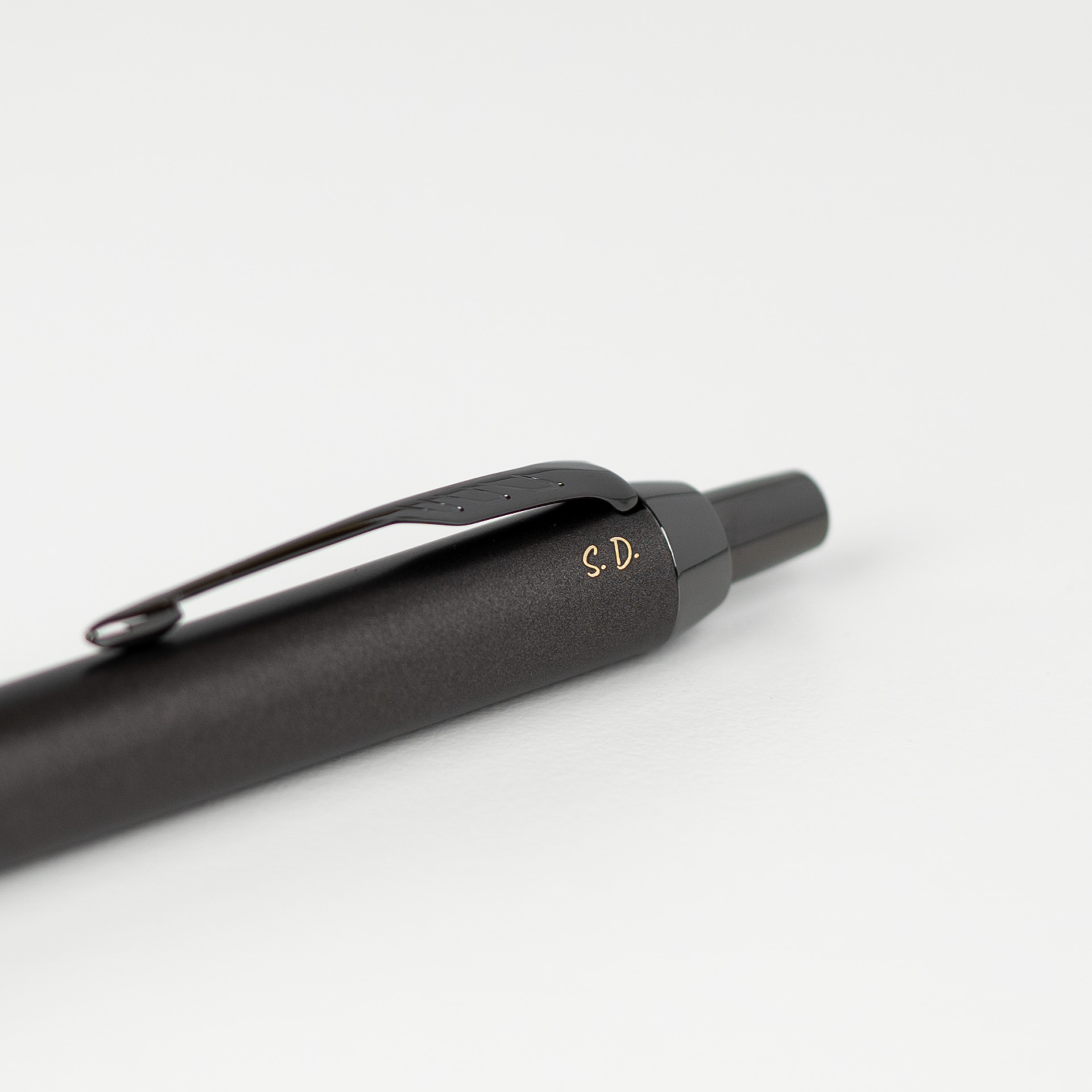 Długopis Parker IM Professionals Monochrome Bronze 2172961 z grawerem „S.D.”, matowe brązowe wykończenie i minimalistyczny design