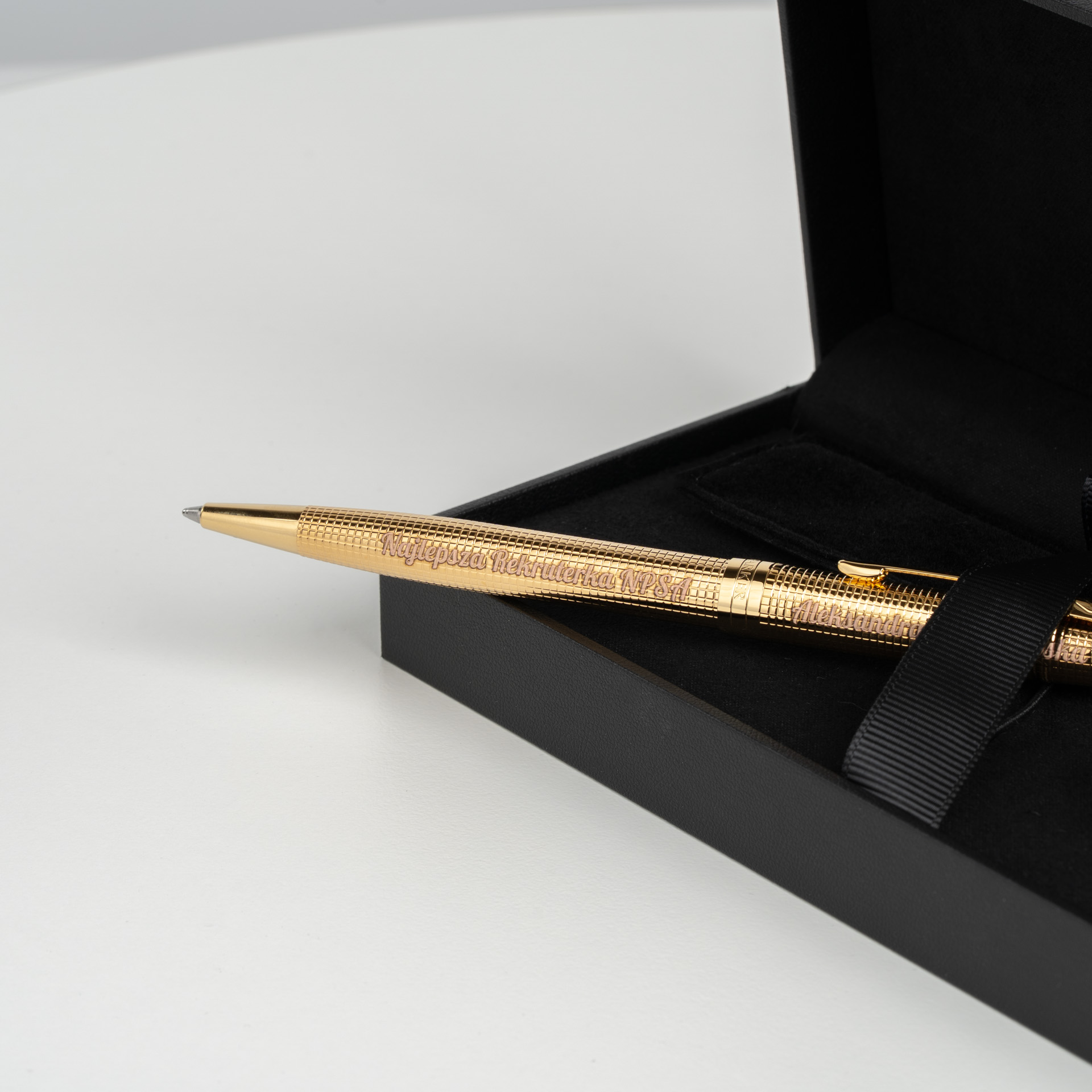 Długopis Parker Sonnet Ciselé GT 2209267 złoty z grawerem, elegancki wzór kratki, w luksusowym czarnym etui