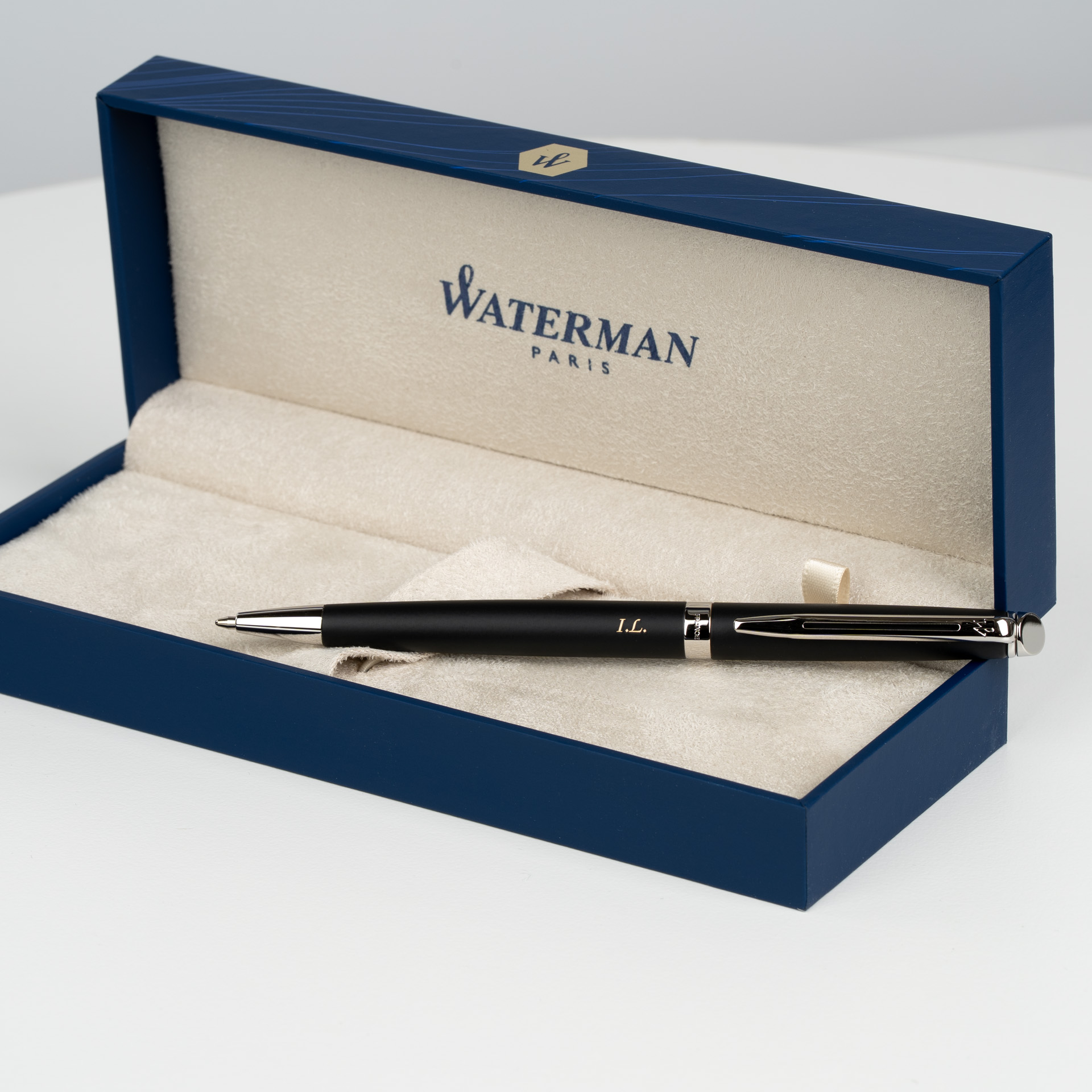 Długopis Waterman Hemisphere czarny matowy CT S0920870 z grawerem „I.L.” w eleganckim pudełku prezentowym
