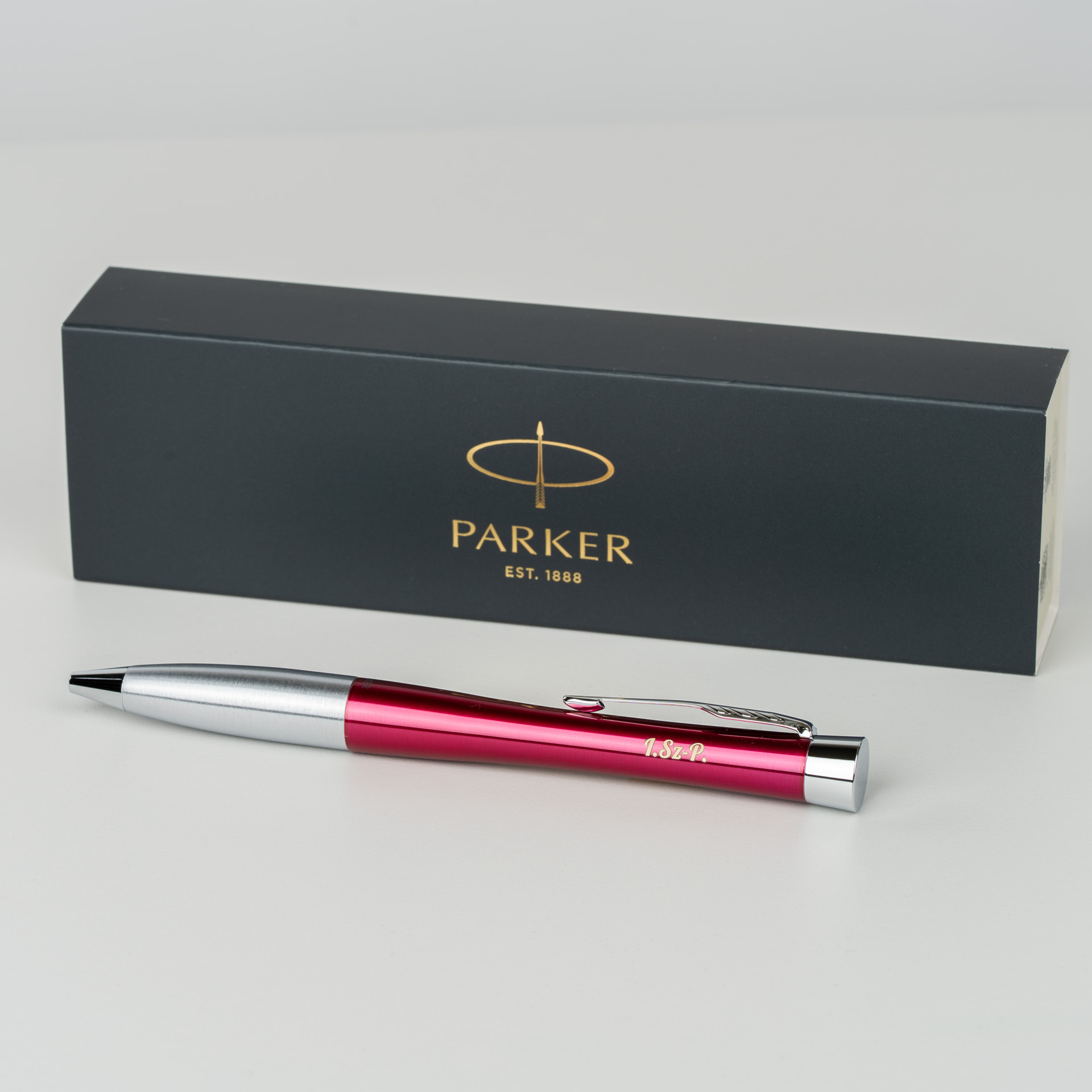 Długopis Parker Urban Magenta CT 2143642 z grawerem „I.Sz.P.”, metaliczny różowy korpus ze srebrnymi wykończeniami