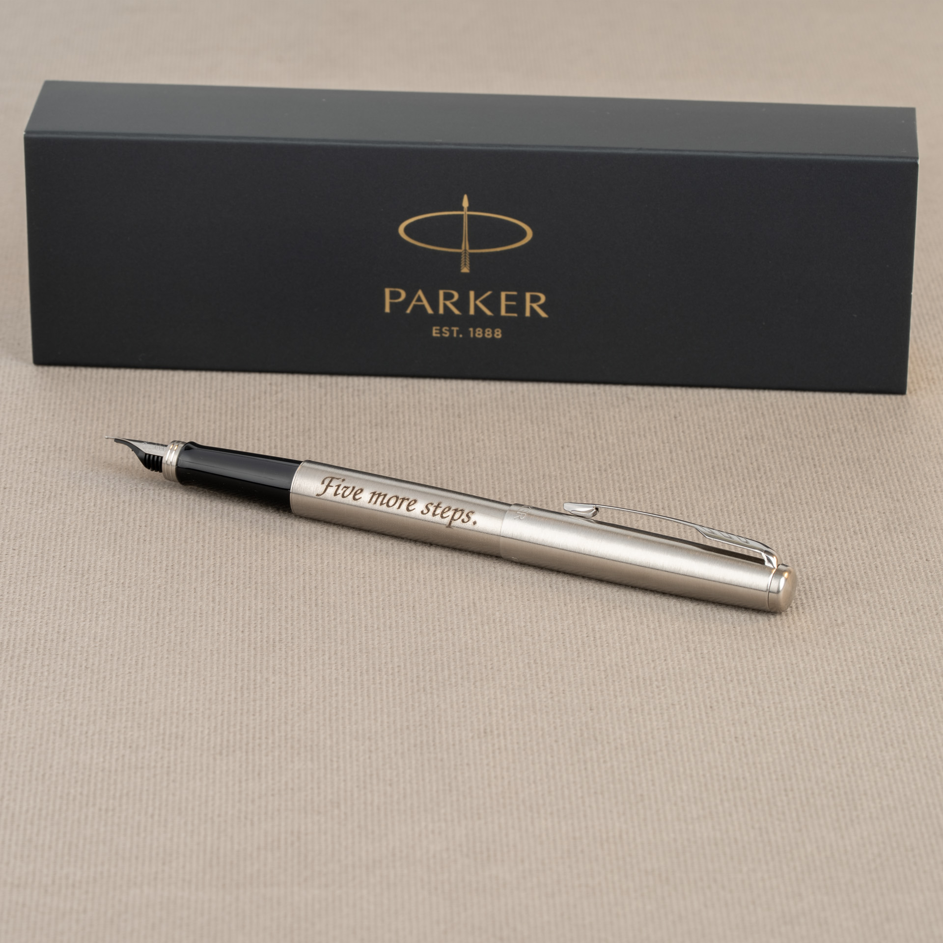 Pióro wieczne Parker Jotter Stainless Steel CT 2030946 z grawerem „Five more steps.” na stalowym korpusie