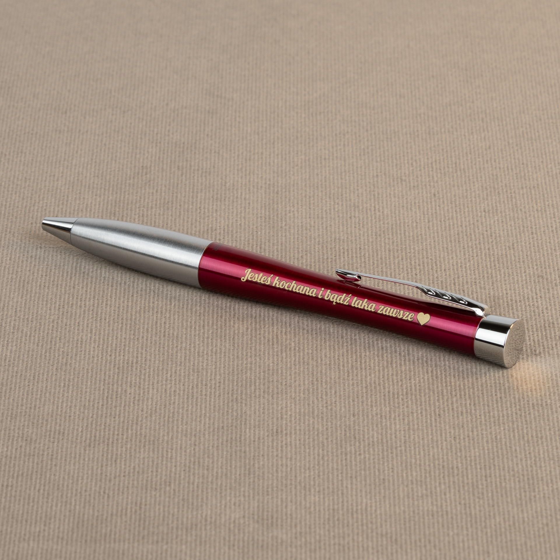 Długopis Parker Urban Magenta CT 2143642 z grawerem „Jesteś kochana i bądź taka zawsze ♥” na jasnym tle