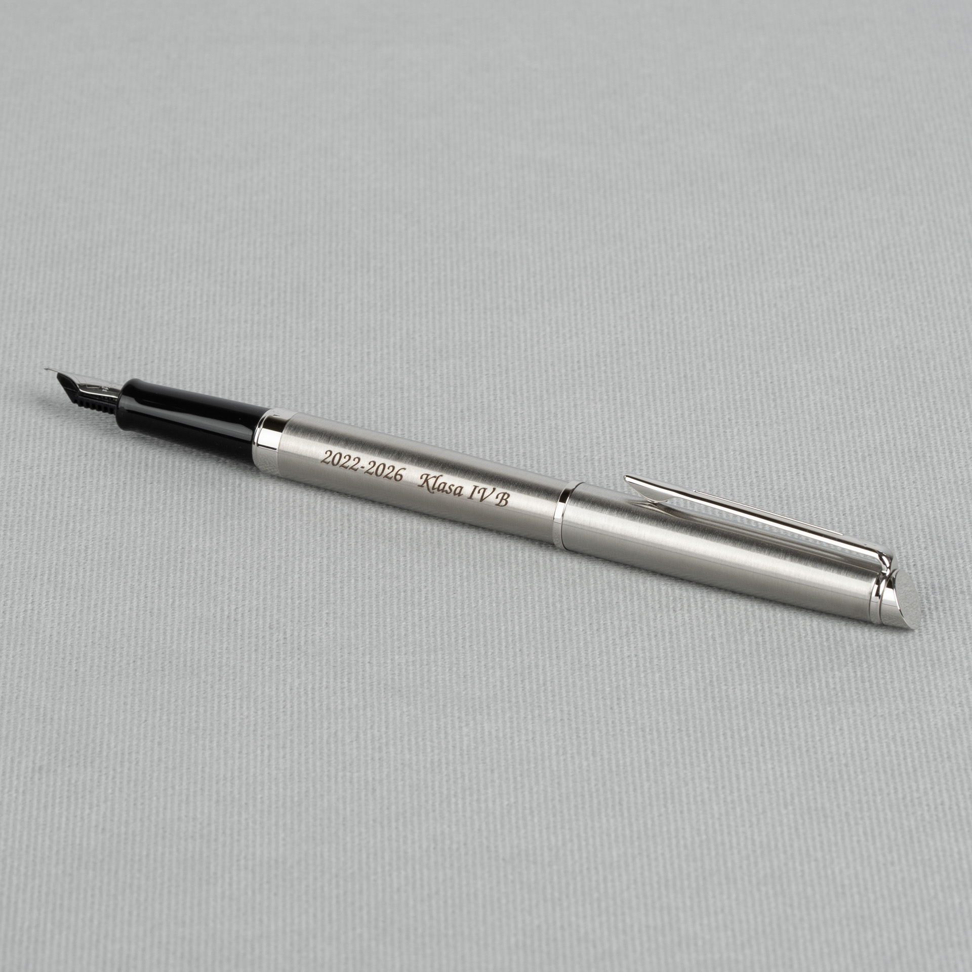 Pióro wieczne Waterman Hemisphere stalowe CT S0920410 z grawerem „2022–2026 Klasa IV B” na jasnym tle
