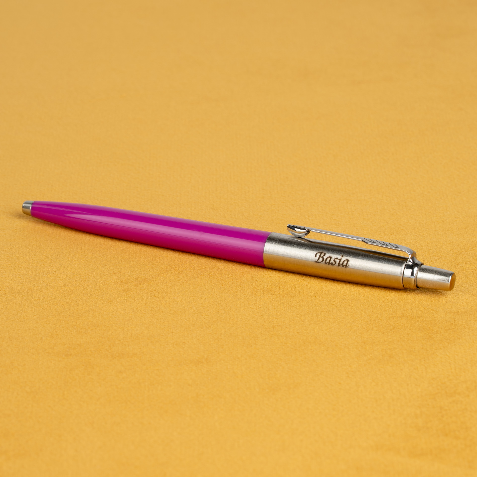 Różowy długopis Parker Jotter Originals z metalową sekcją i personalizowanym grawerem imienia