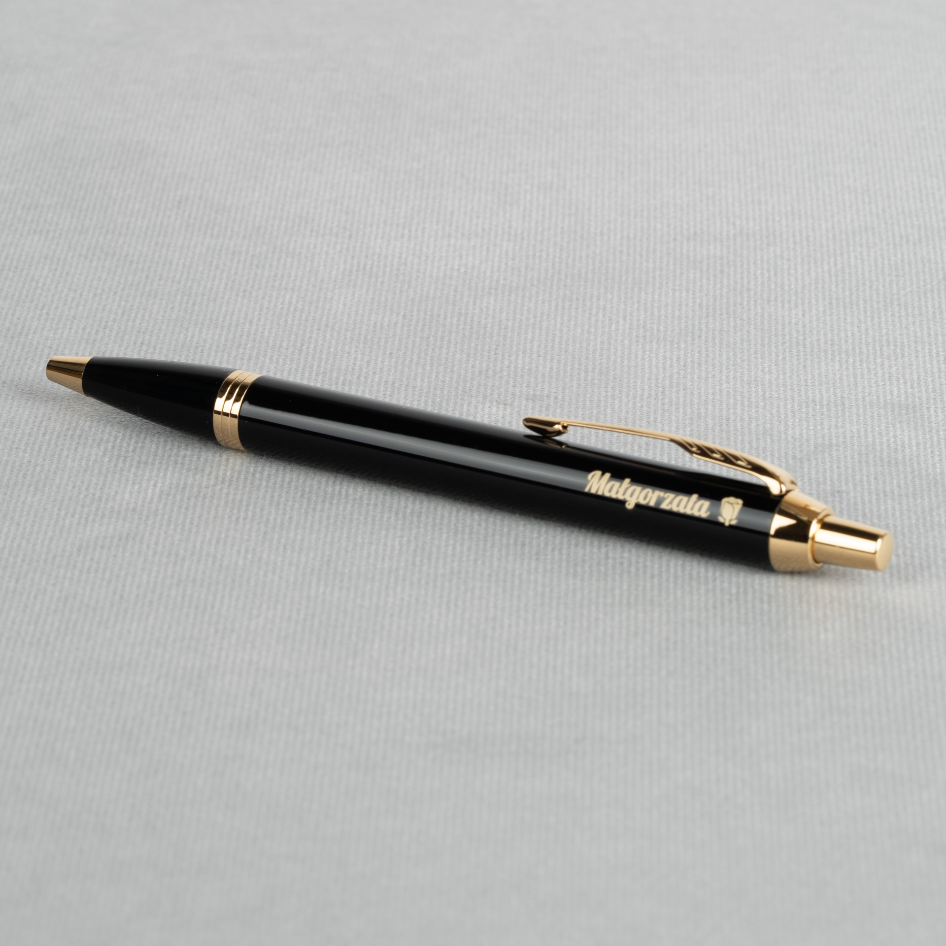 Elegancki długopis Parker IM Black GT ze złotymi wykończeniami i personalizowanym grawerem na czarnym korpusie