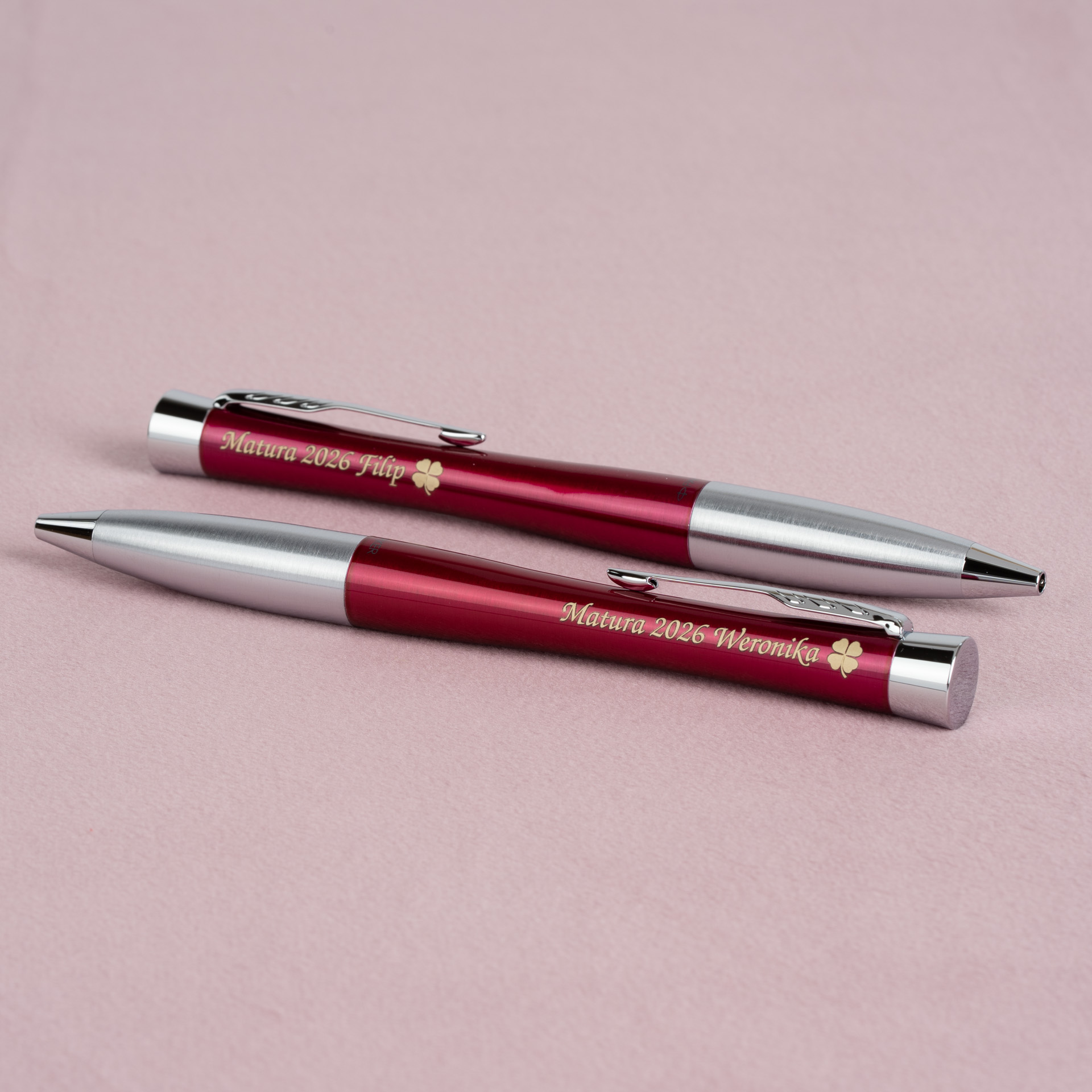 Elegancki długopis Parker Urban Magenta CT w kolorze czerwono-różowym z chromowanymi wykończeniami i personalizowanym grawerem