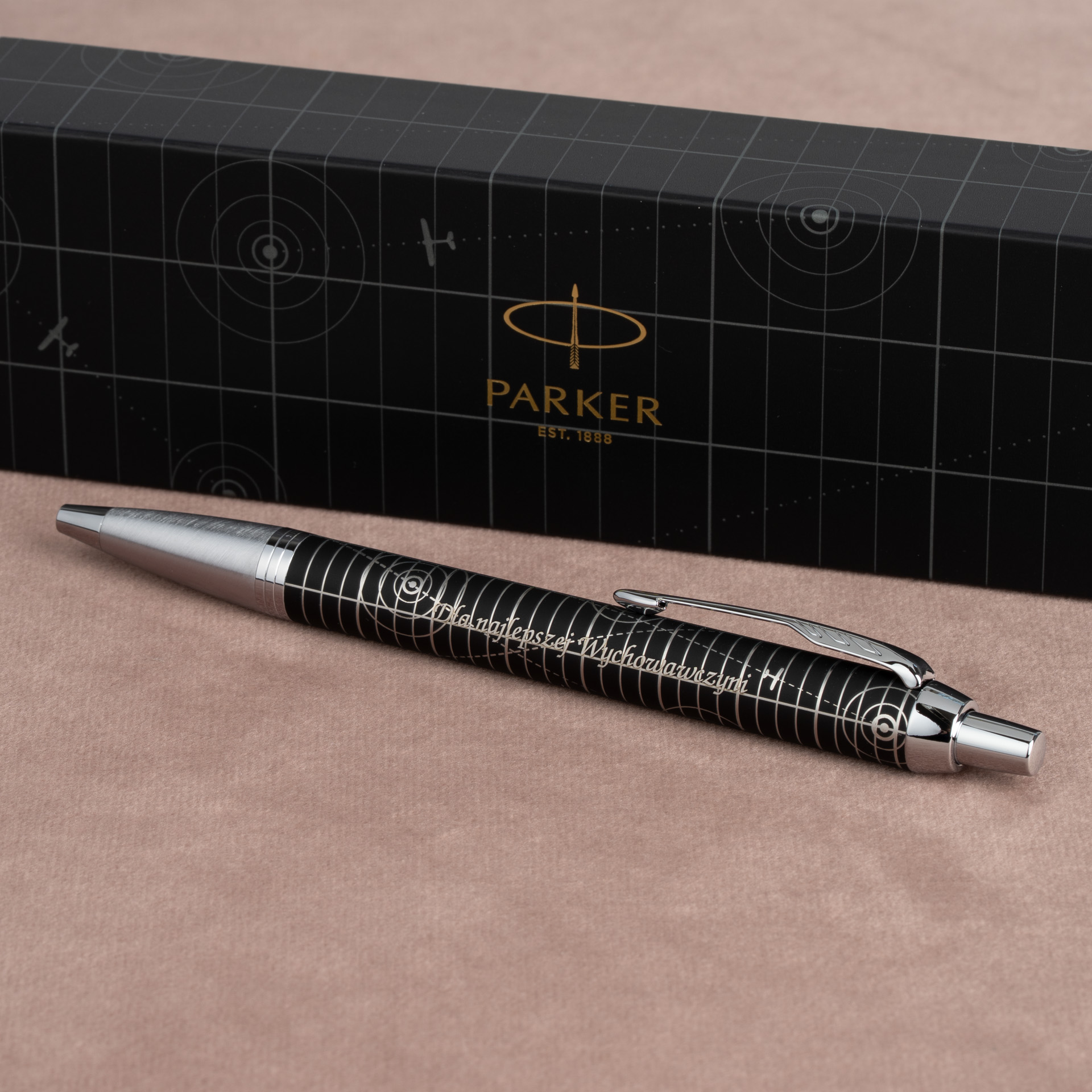 Długopis Parker IM Premium Legacy of Flight CT z grawerem „Dla najlepszej wychowawczyni”, elegancki czarny długopis Parker w pudełku
