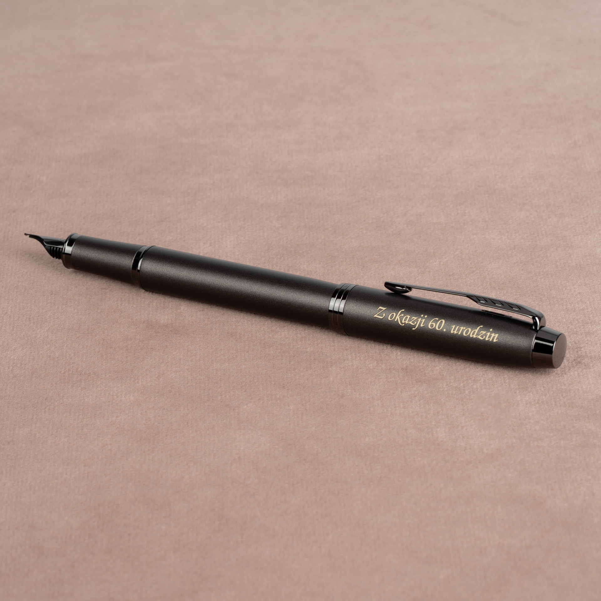 Pióro wieczne Parker IM Monochrome Bronze z grawerem „Z okazji 60. urodzin”, eleganckie brązowe pióro Parker na prezent