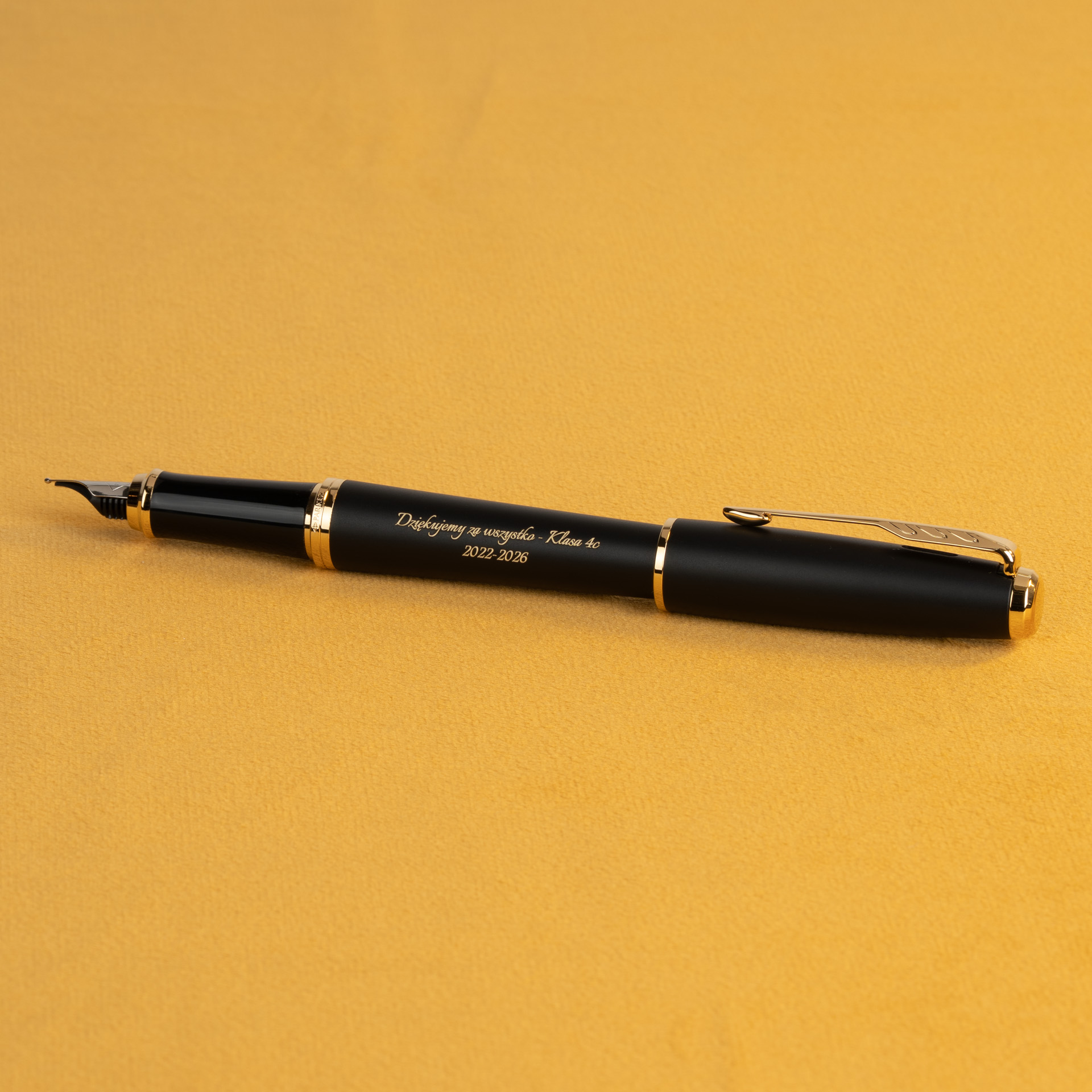 Pióro wieczne Parker Urban Muted Black GT z grawerem „Dziękujemy za wszystko, klasa 4c 2022–2026”, eleganckie czarne pióro Parker