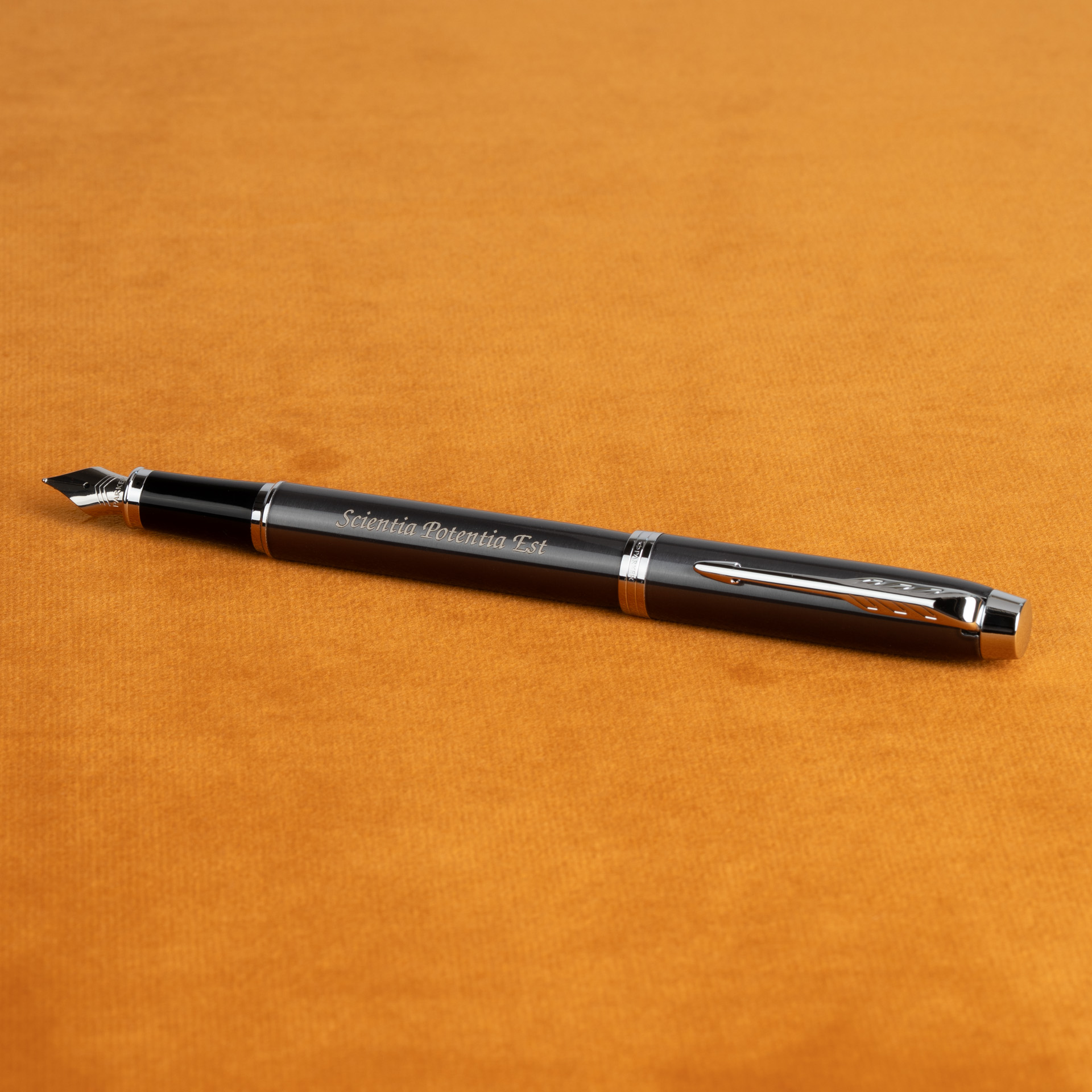 Pióro wieczne Parker IM Dark Espresso CT z grawerem „Scientia Potentia Est”, eleganckie brązowe pióro Parker srebrne detale