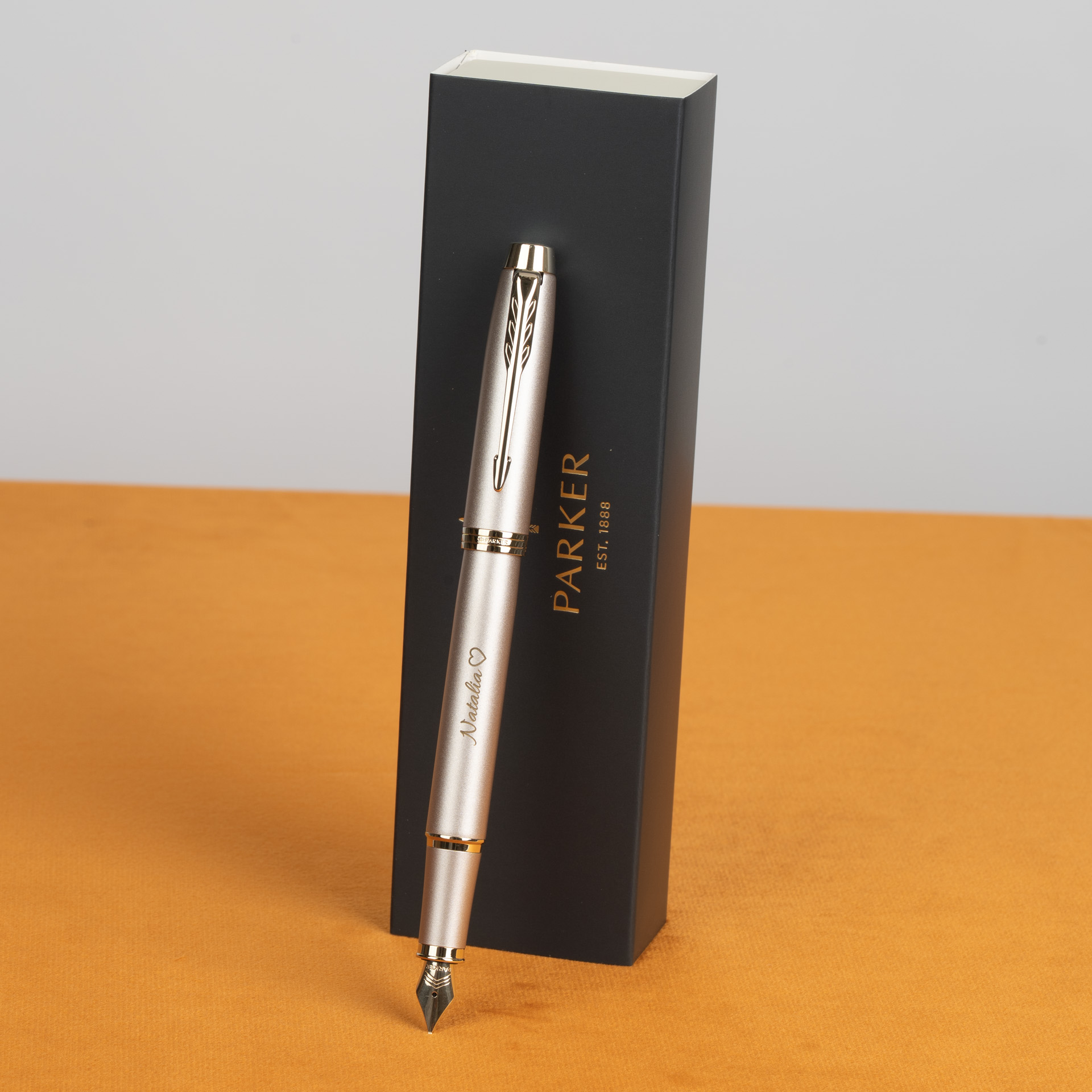 Pióro wieczne Parker IM Monochrome Champagne z grawerem imienia w pudełku Parker, eleganckie złote pióro Parker na prezent