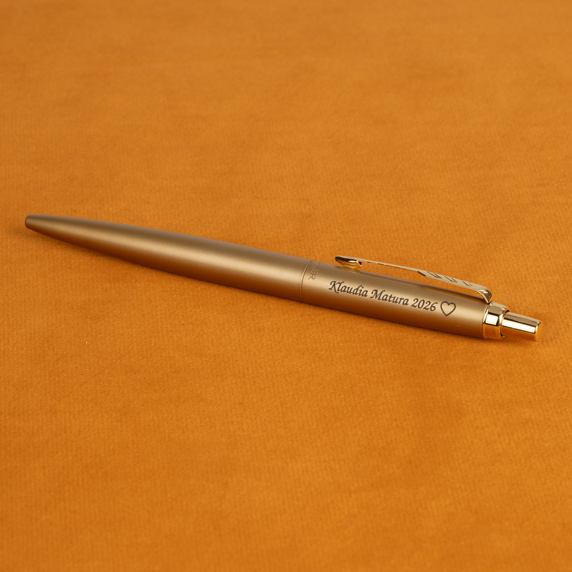 Długopis Parker Jotter XL Monochrome Gold z grawerem „Klaudia Matura 2026” i sercem, elegancki złoty długopis Parker
