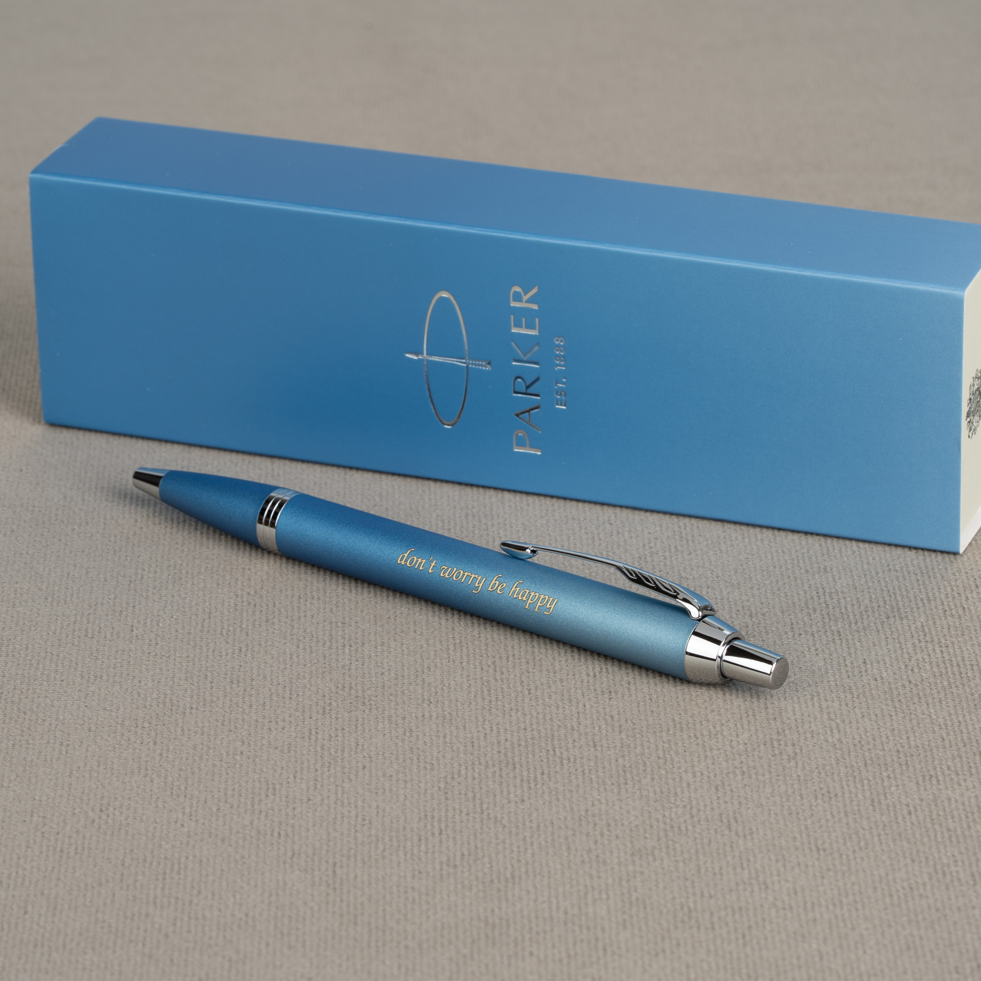 Długopis Parker IM Rituals Turquoise Blue CT z grawerem „don’t worry be happy”, elegancki turkusowy długopis w pudełku Parker
