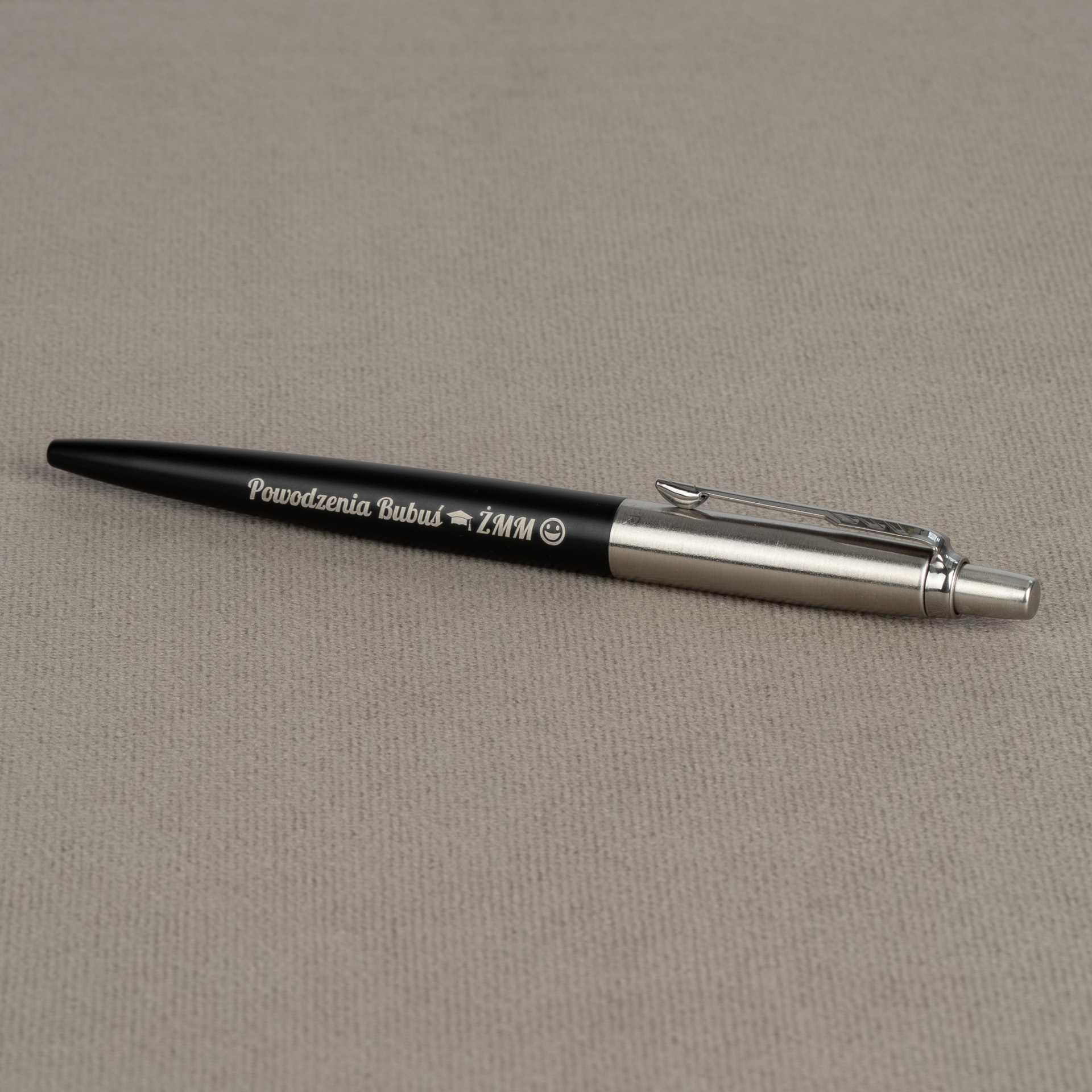 Długopis Parker Jotter Czarny Bond Street CT z grawerem „Powodzenia Bubuś ZMM”, elegancki czarny długopis ze stalowym klipsem