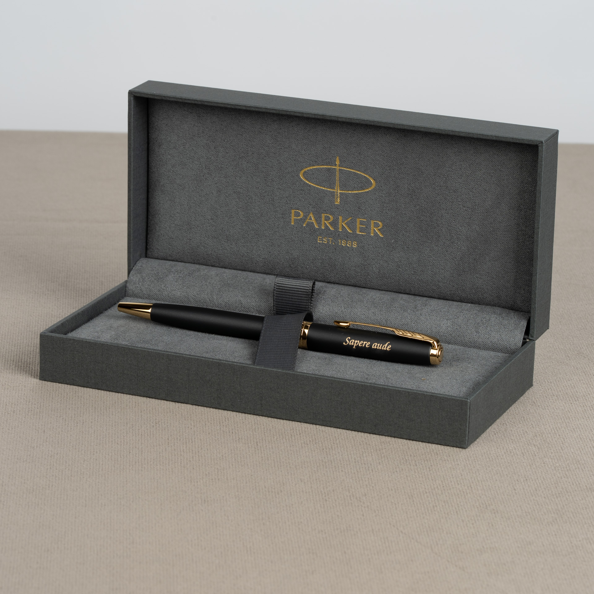 Długopis Parker IM Professionals Monochrome Champagne z grawerem „Idź po swoje!” i koniczynką, elegancki złoty długopis