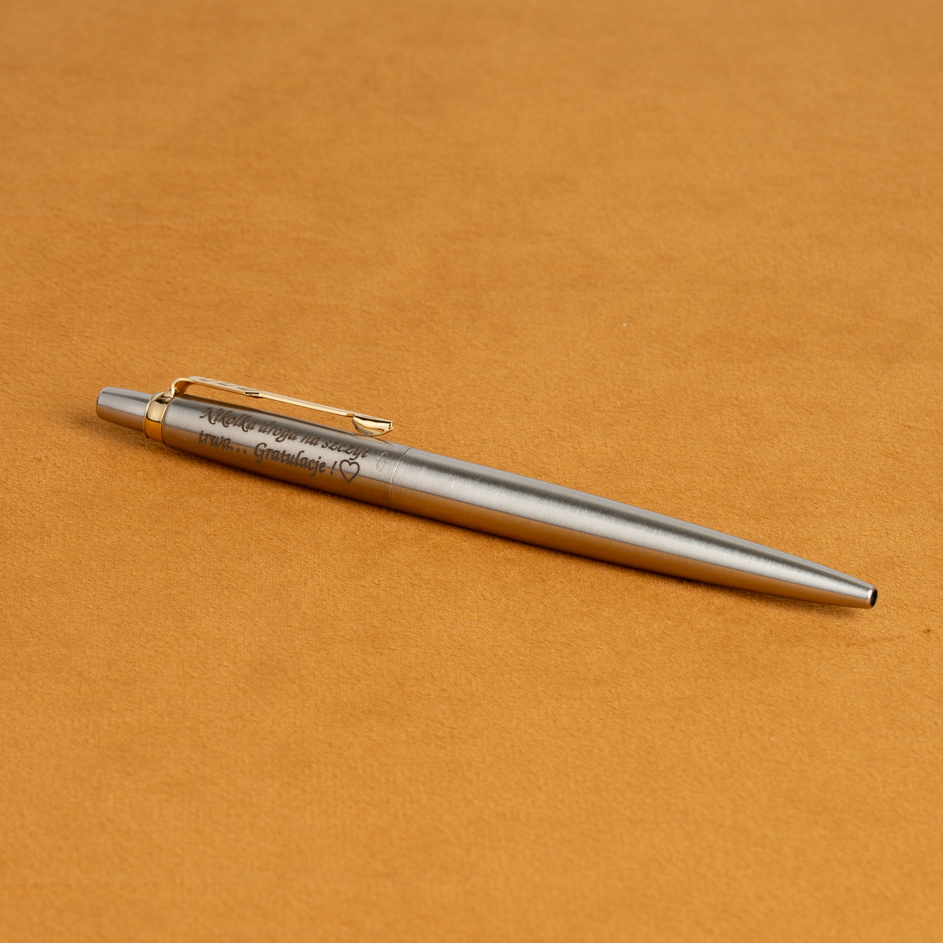 Długopis Parker Jotter Stalowy Matowy GT z grawerem, stalowe wykończenie i złote detale, elegancki design