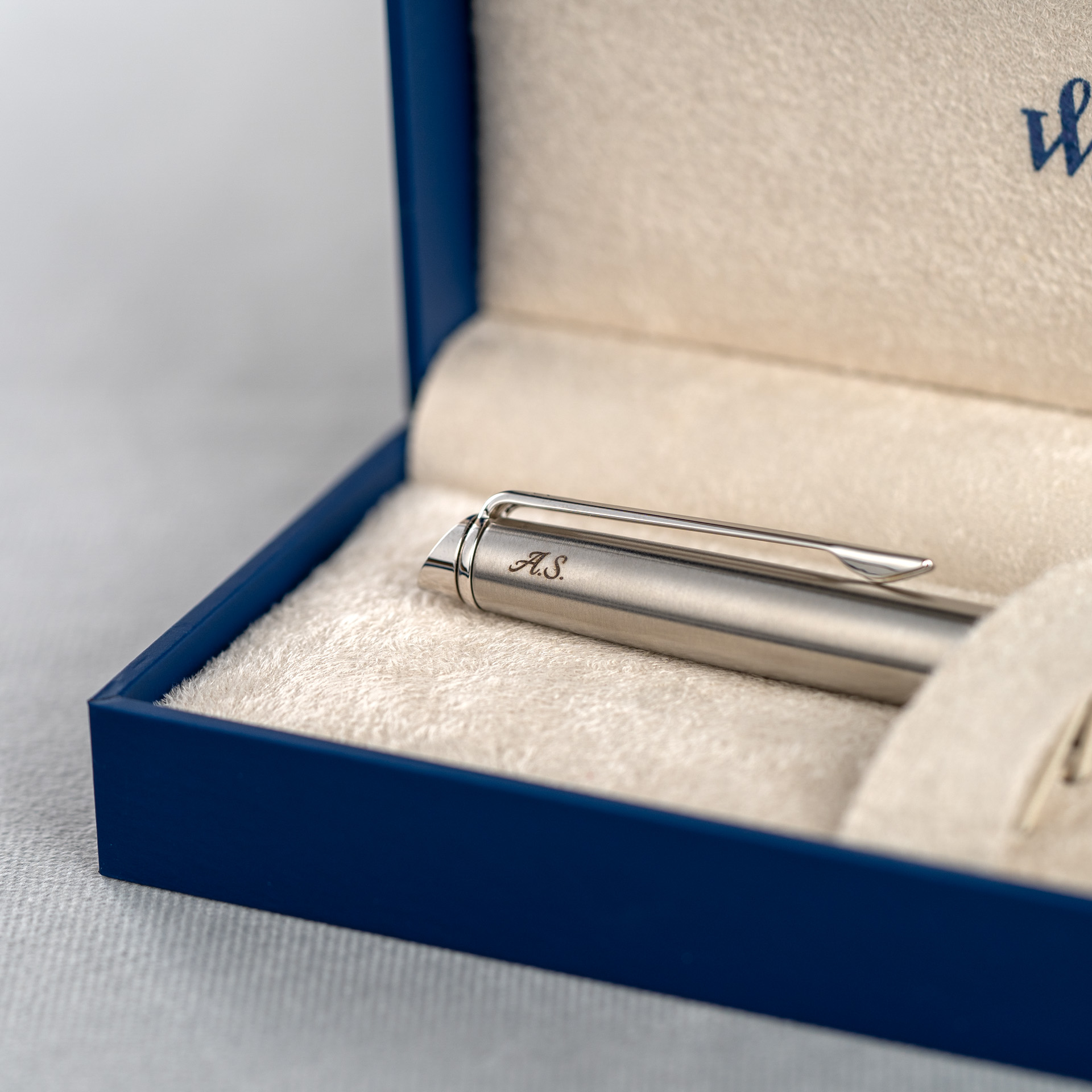 Pióro wieczne Waterman Hemisphere stalowe CT z grawerem A.S., eleganckie srebrne wykończenie w etui