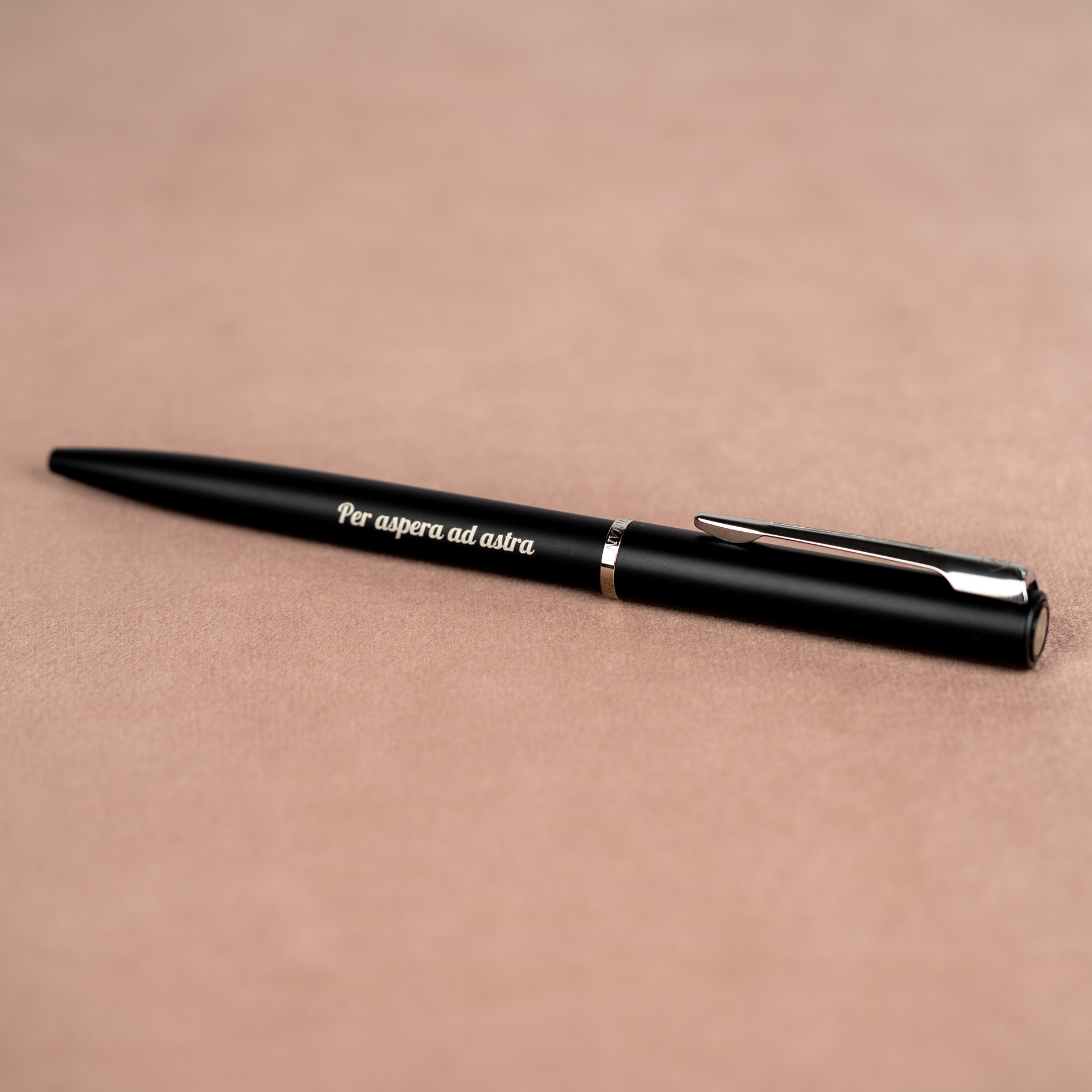 Długopis Waterman Allure czarny matowy CT z grawerem Per aspera ad astra, elegancki minimalistyczny design