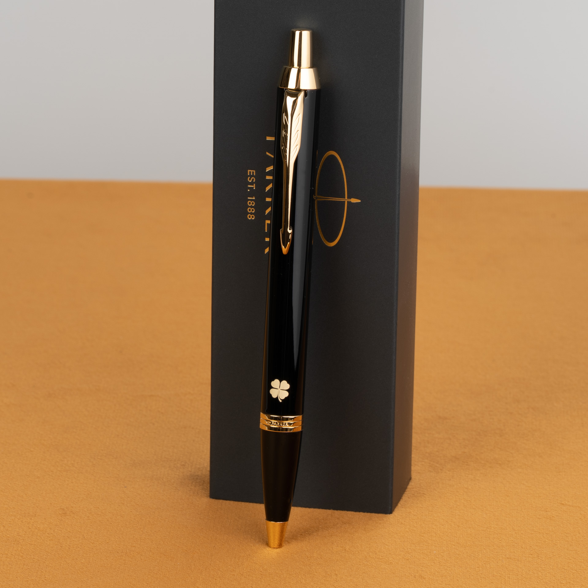 Długopis Parker IM czarny GT z koniczynką, elegancki czarno-złoty design w pudełku Parker