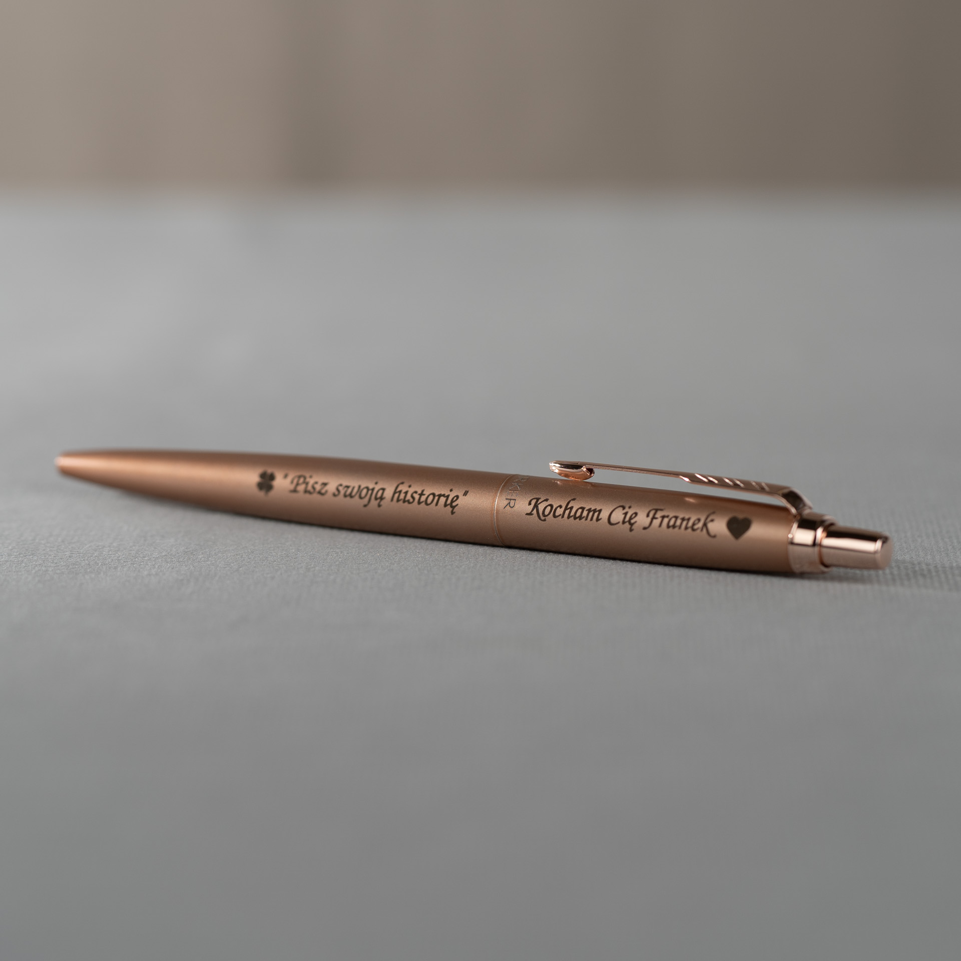 Długopis Parker Jotter XL Monochrome Pink Gold z grawerem „Kocham Cię Franek”, różowo-złoty korpus, elegancki design