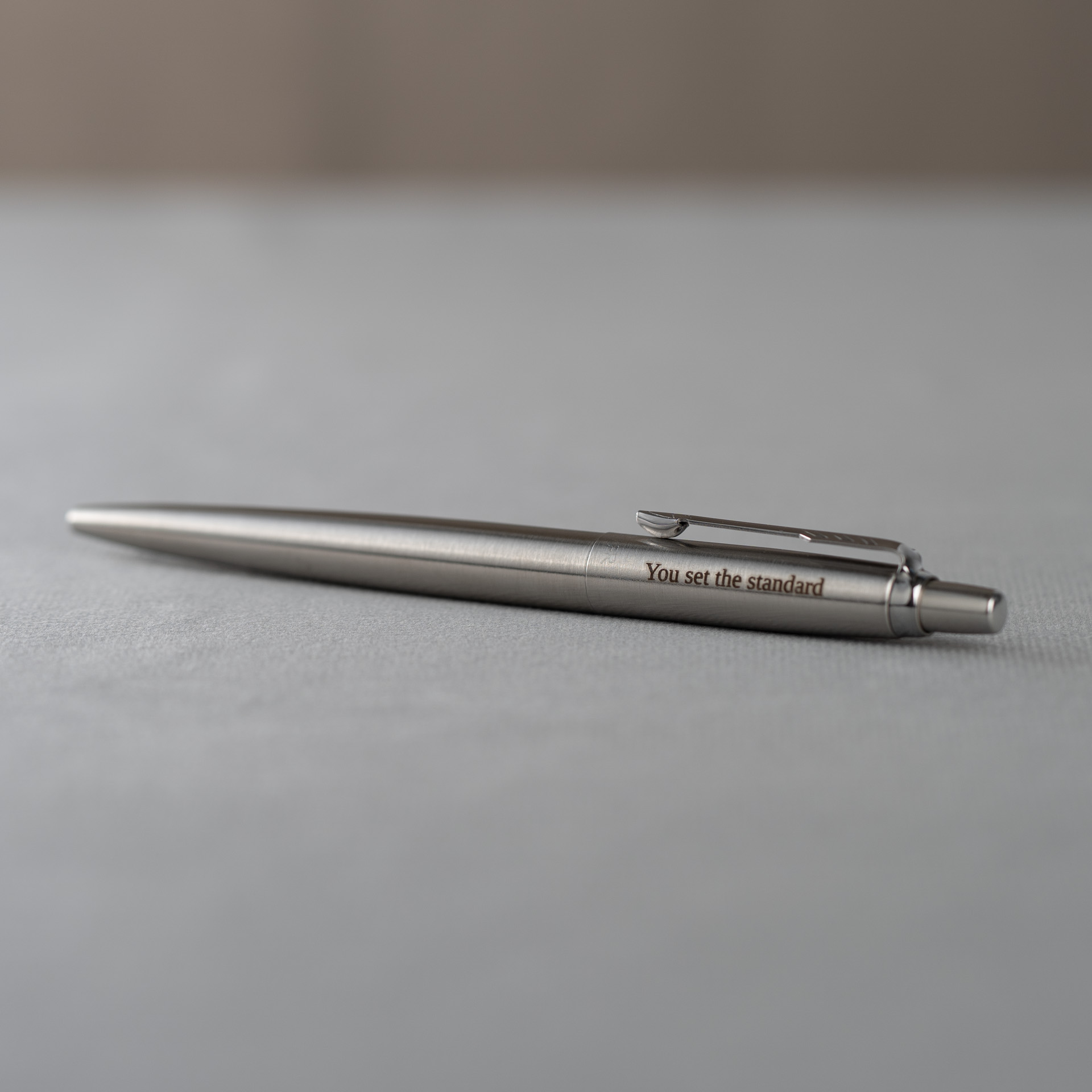Długopis Parker Jotter Stalowy Matowy CT z grawerem „You set the standard”, minimalistyczny stalowy design
