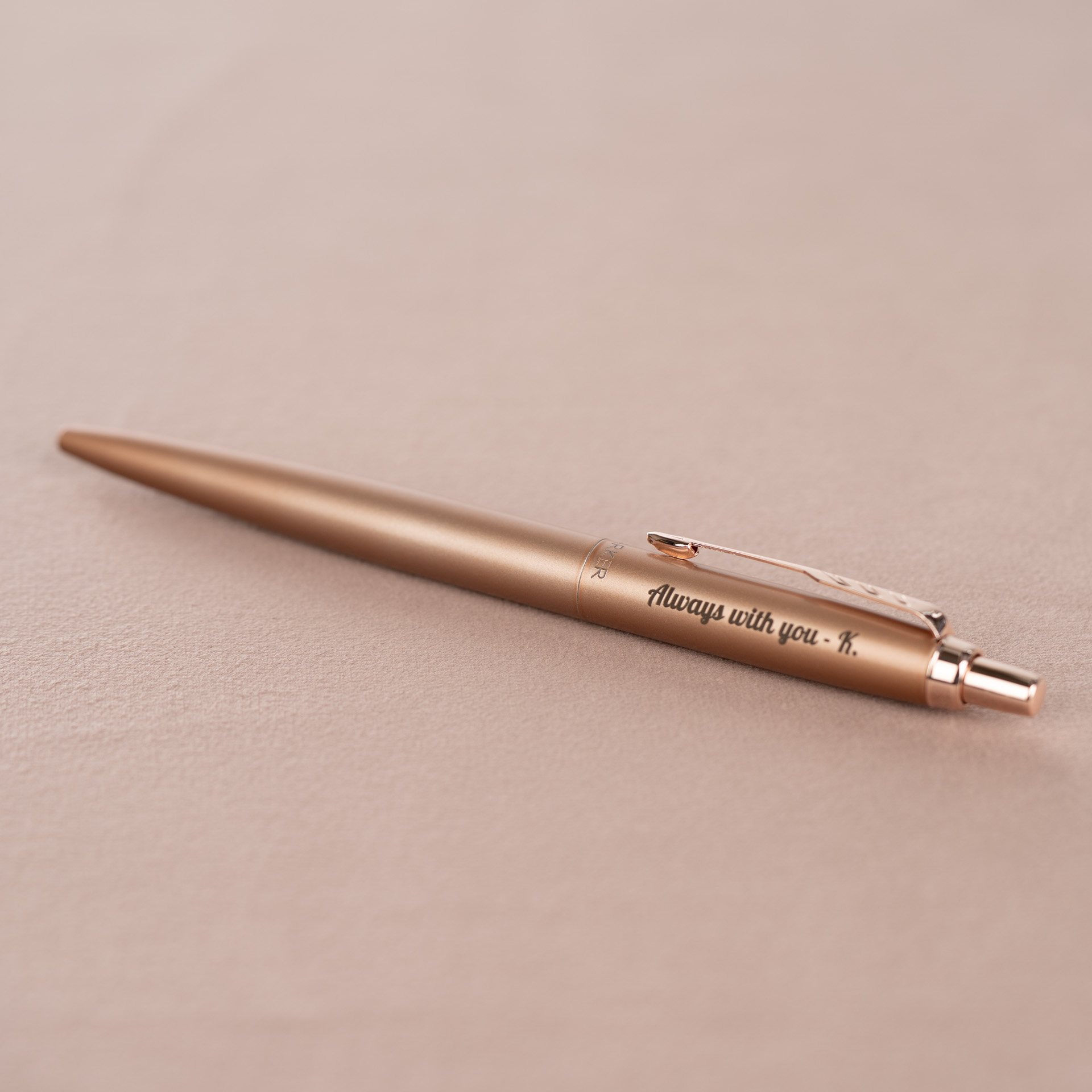 Długopis Parker Jotter XL Monochrome Pink Gold z grawerem „Always with you – K.”, elegancki różowo-złoty design