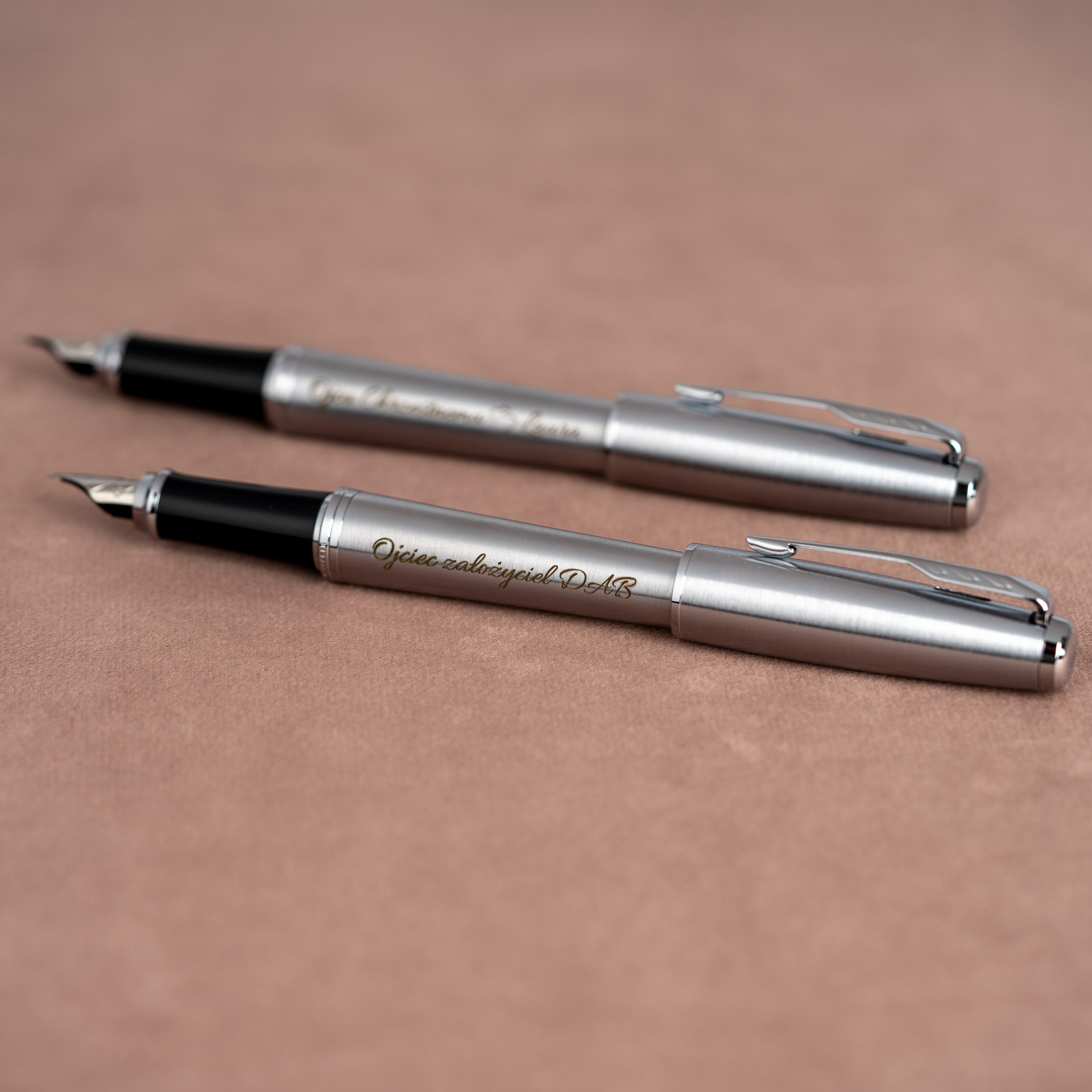 Pióra wieczne Parker Jotter stalowe CT z grawerem, elegancki zestaw dwóch piór w minimalistycznym stylu